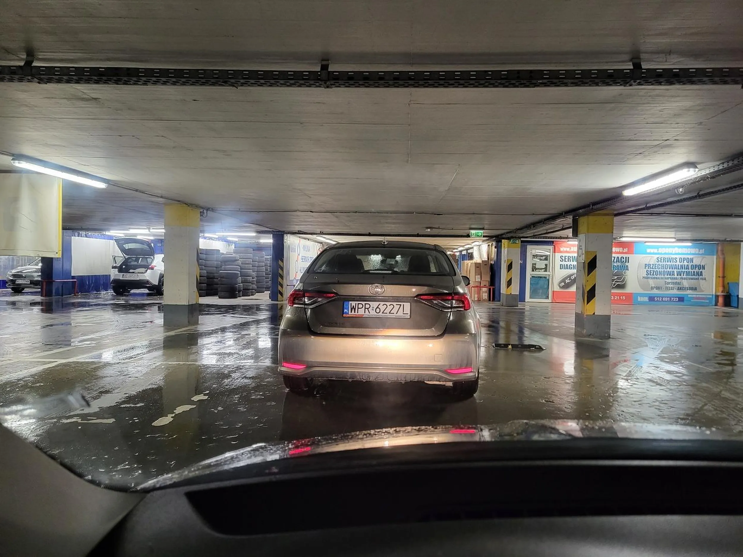 Zaparkował (choć pewnie zaparkowała) na środku przejazdu.