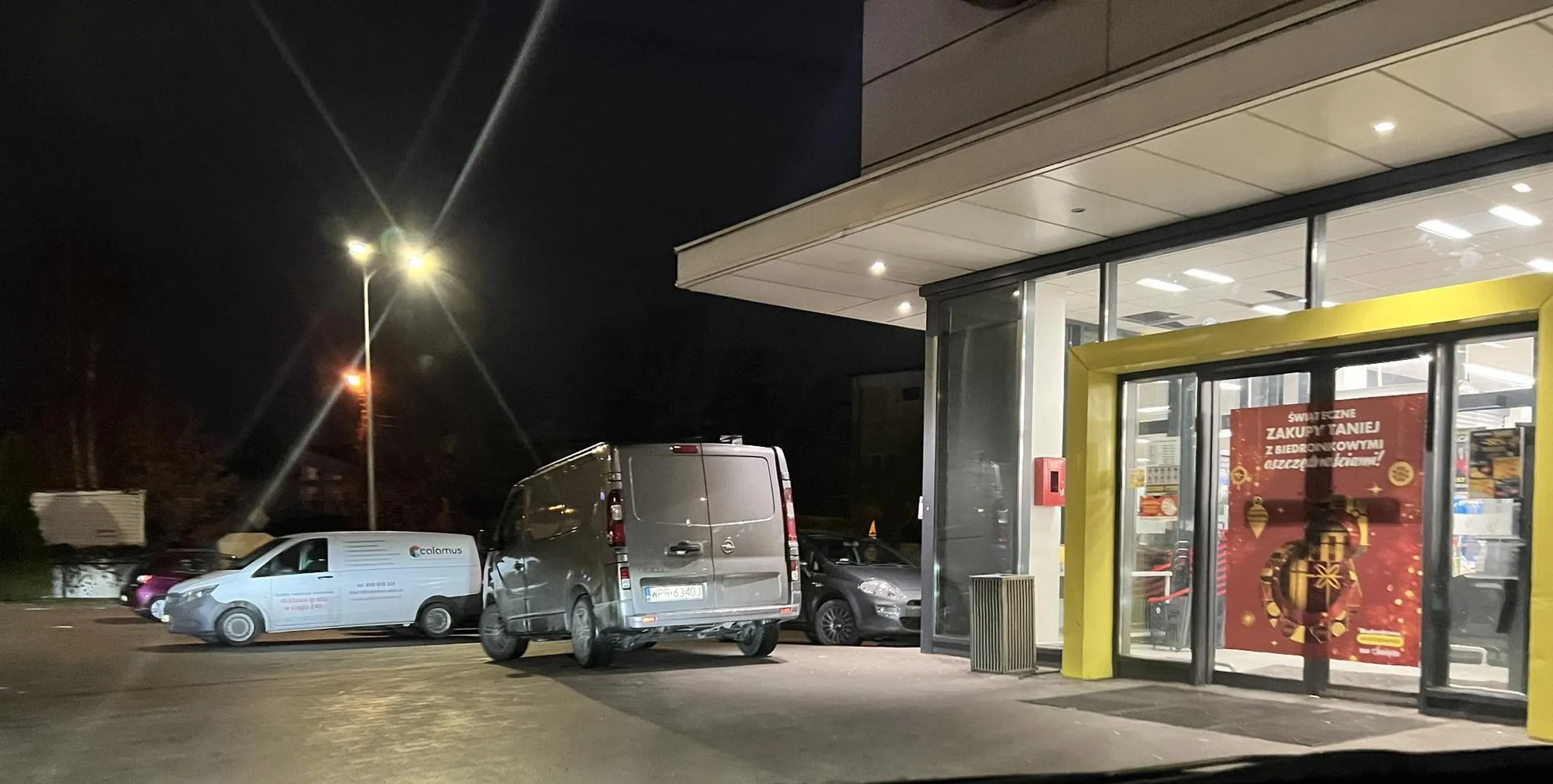 Ameba parkingowa która mimo wolnego miejsca na parkingu i tak musi zaparkować w wejściu do sklepu. Pruszków, al. Jerozolimskie 454