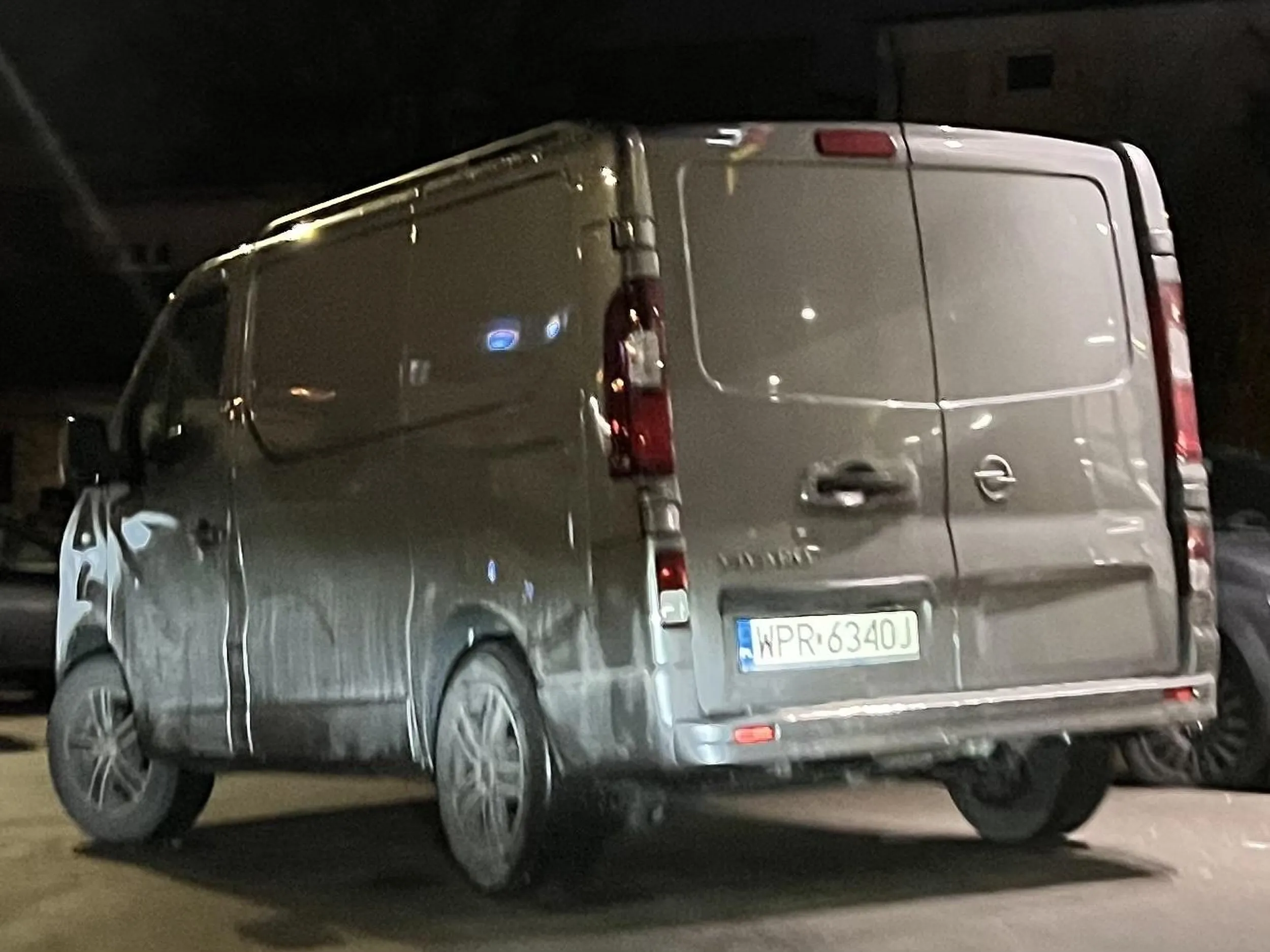 Ameba parkingowa która mimo wolnego miejsca na parkingu i tak musi zaparkować w wejściu do sklepu. Pruszków, al. Jerozolimskie 454