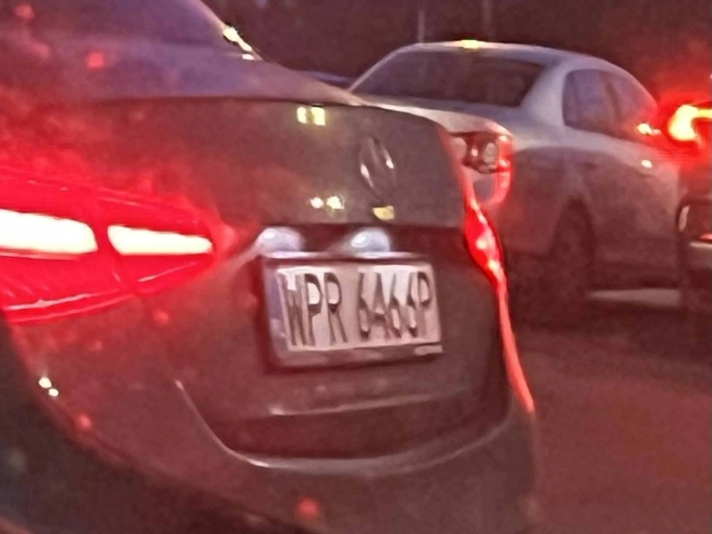 Panisko z Mercedesa mało co nie wjedzie do sklepu, zaparkował królewicz przez samym wejściem blokując przejazd. Ameba parkingowa, Pruszków, al. Jerozolimskie 454