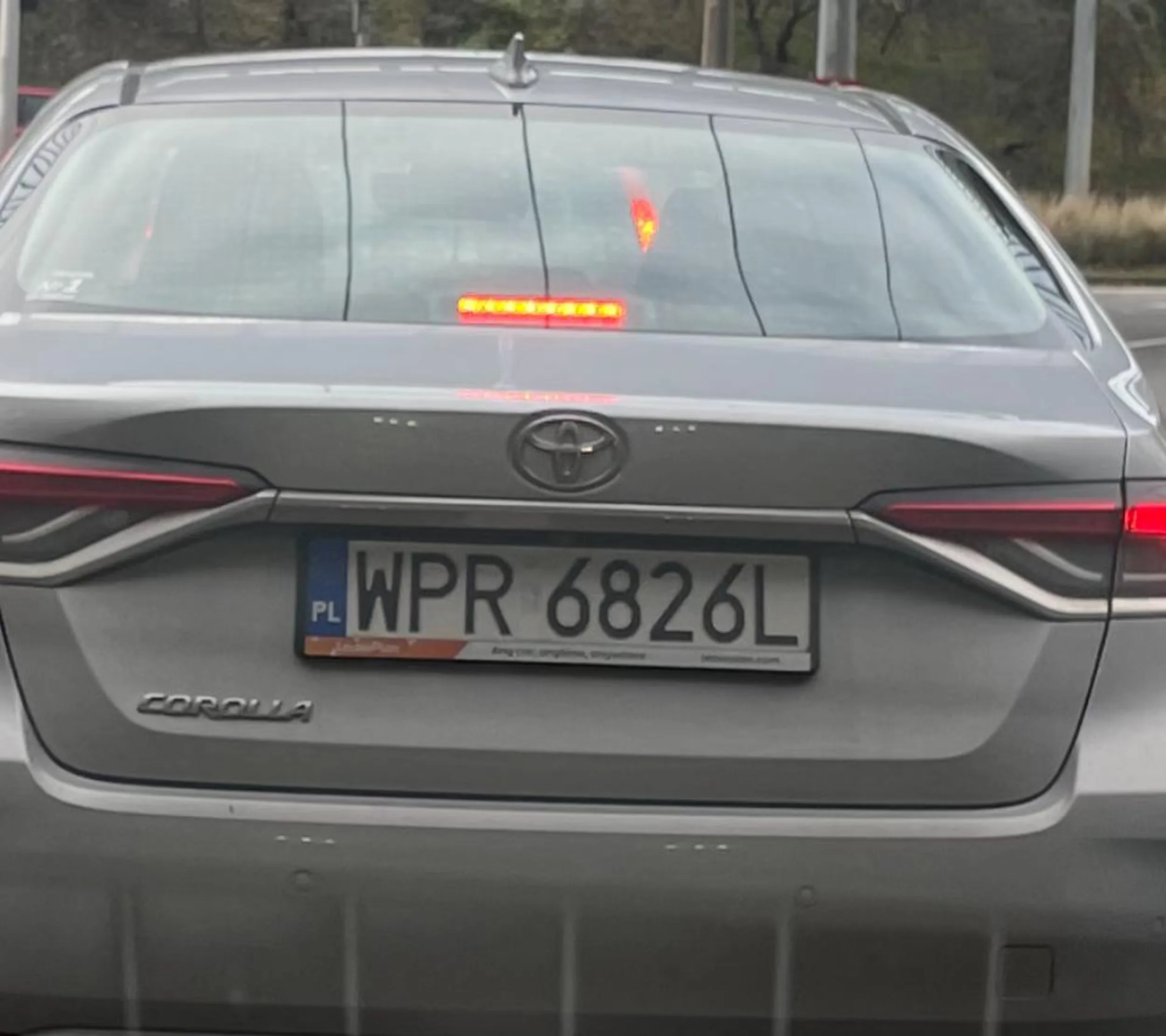 Grajek w toyocie gwałtownie wbija się na lewy pasi gwałtownie hamuje !!! Prawo jazdy zabrać !! Ukarać !!