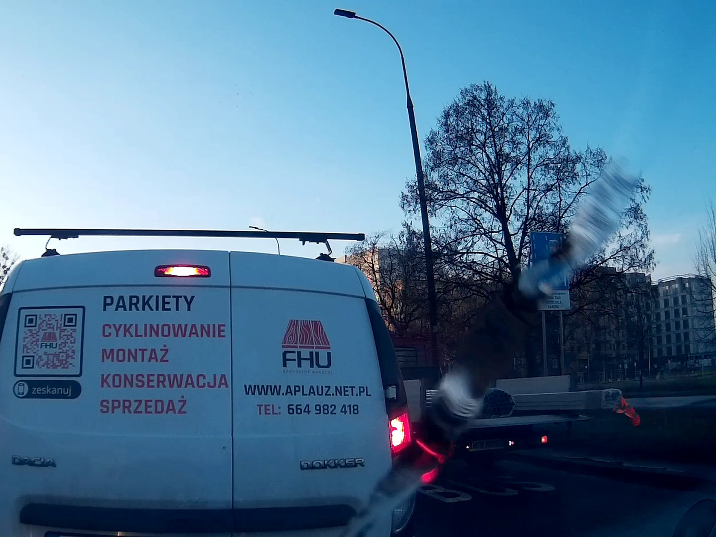 Omija korek buspasem. Aleja Sikorskiego w Warszawie.