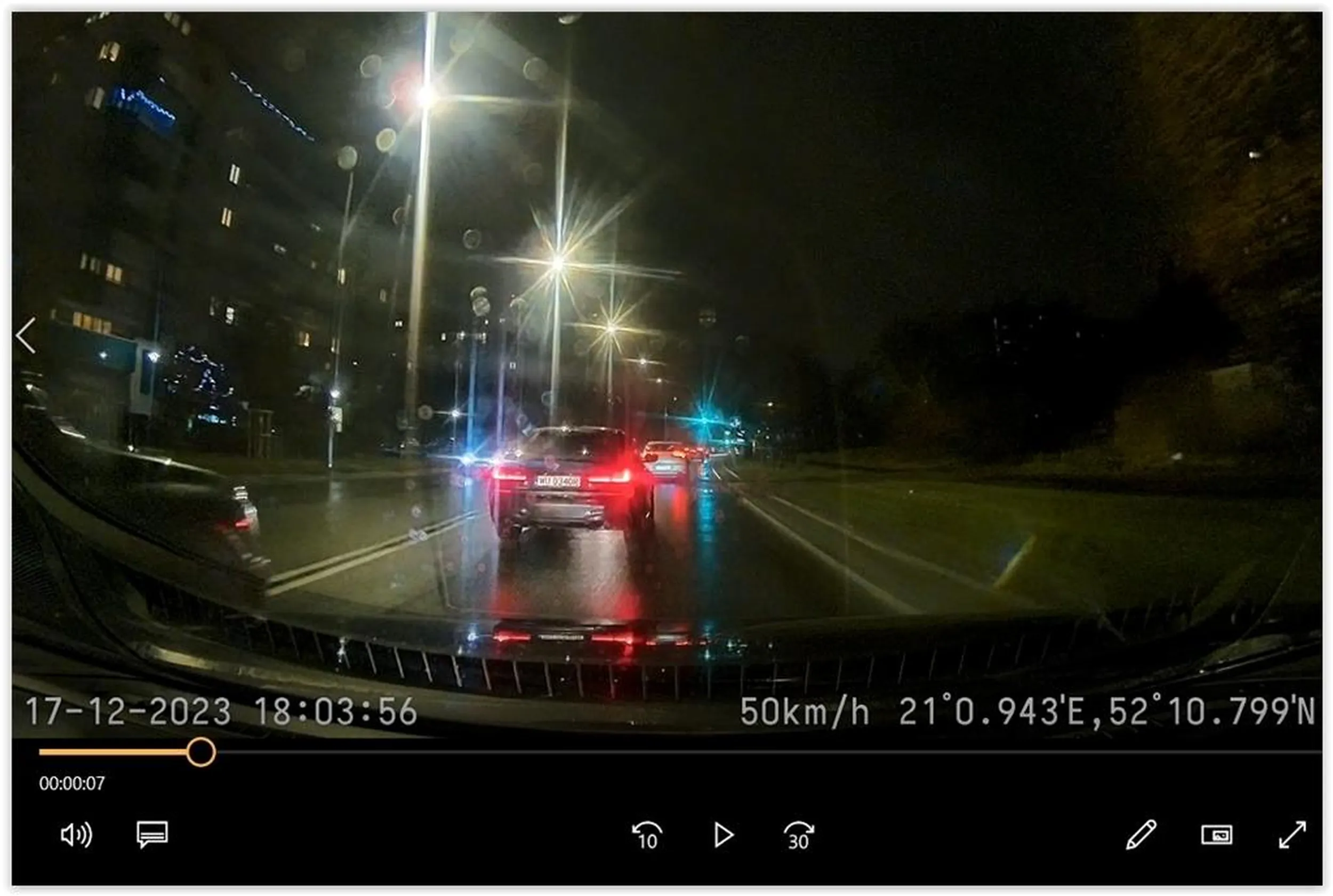 No i proszę, prosty cham z Pruszkowa i wszystko jasne. Niedziela 17.12.2023 godz. 18:03 jadący starym Suzuki Vitara z równie brzydkim psem jak on sam pcha się chamisko na skrzyżowaniu Al. Wilanowska/Modzelewskiego w kierunku ronda Dw. Południowy, ciśnie ćwok na przytarcie. Gdybym miał tylną kamerę to już burek miałby wniosek na Waliców. Uważajcie na prostaka, strucel Vitara więc w/g mnie szuka okazji do przytarcia.