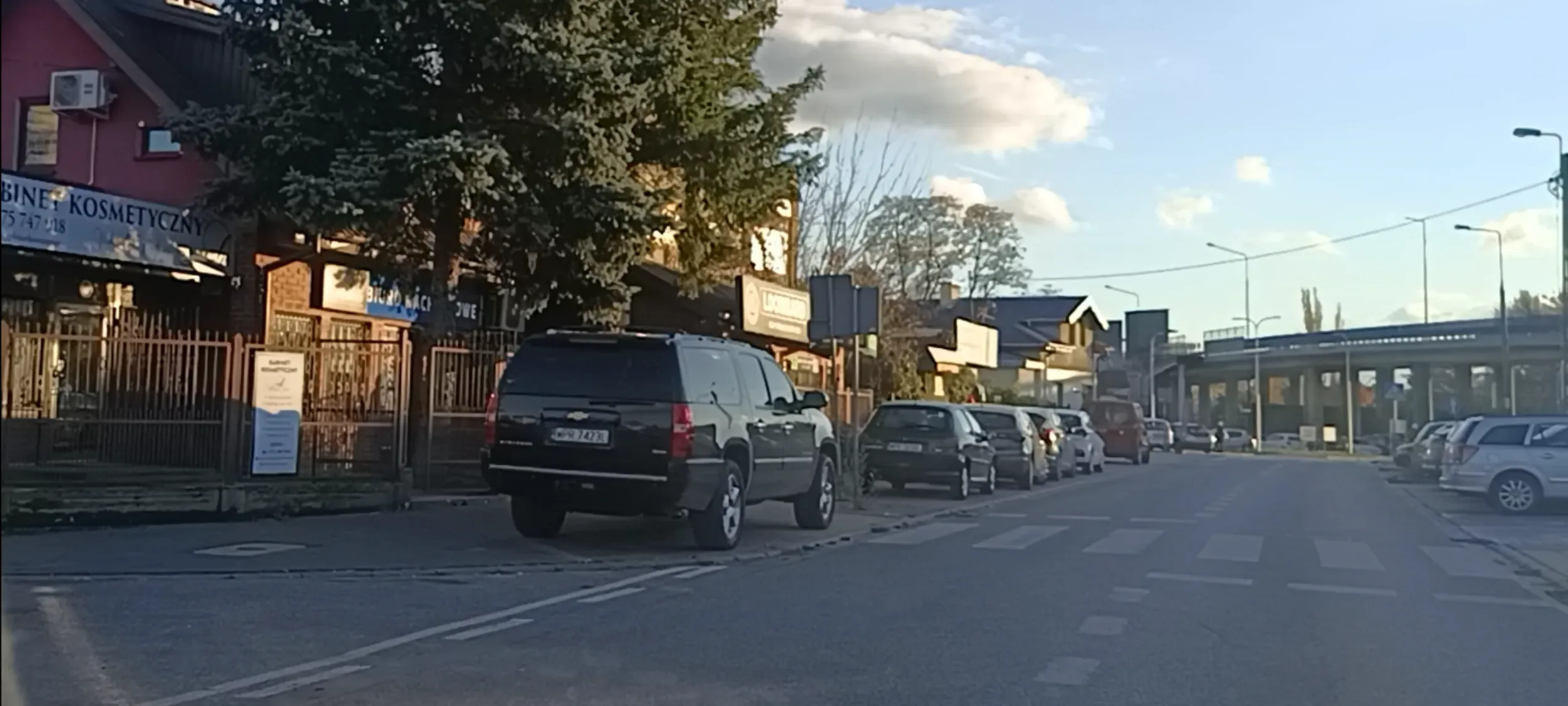 Ruderę porzuconą na chodniku na przejściu dla pieszych jak tę, należy poddać utylizacji.