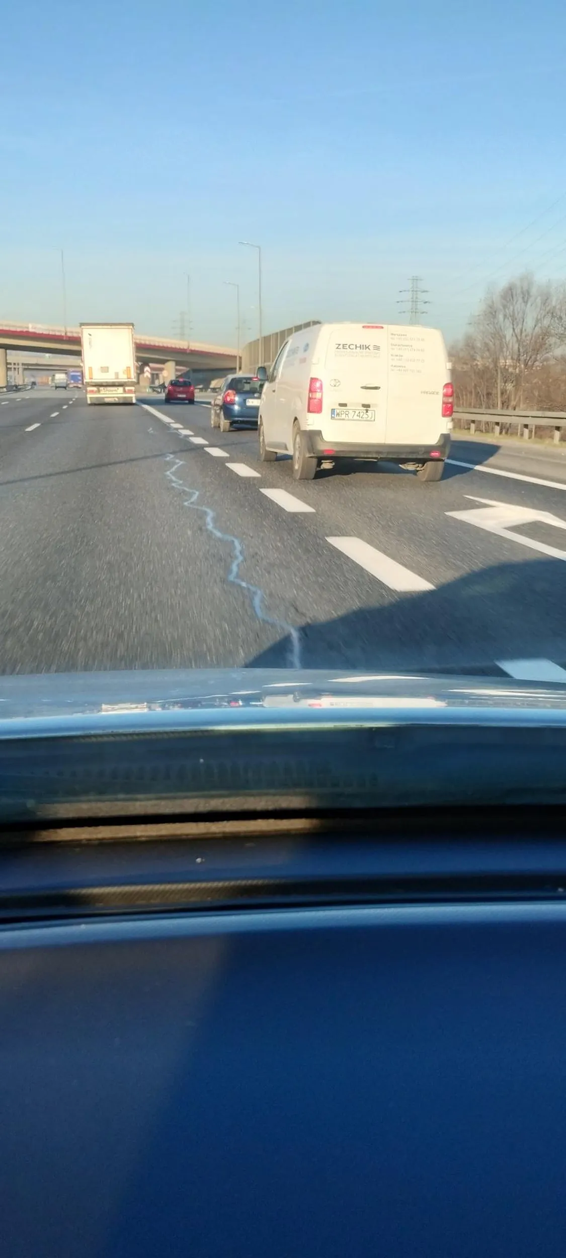 Pana, który porusza się samochodem TOYOTA PROACE o NR WPR 7425J. Pan ten w dniu 17.03.2023 w godzinach rannych włączając się do ruchu na obwodnicy Krakowa w okolicach węzła Bieżanów był bliski spowodowania wypadku drogowego. Pan na pełnej prędkości przeciął trzy pasy obwodnicy, wjechał we mnie, musiałem ratować się chamowaniem i ucieczką na pas zieleni przy balustradzie. Nie zatrzymał się i uciekł z miejsca zdarzenia. Uciekając znacznie przekroczył prędkość. Bardzo możliwe, że auto prowadził pod wwpływem alkoholu lub narkotyków.