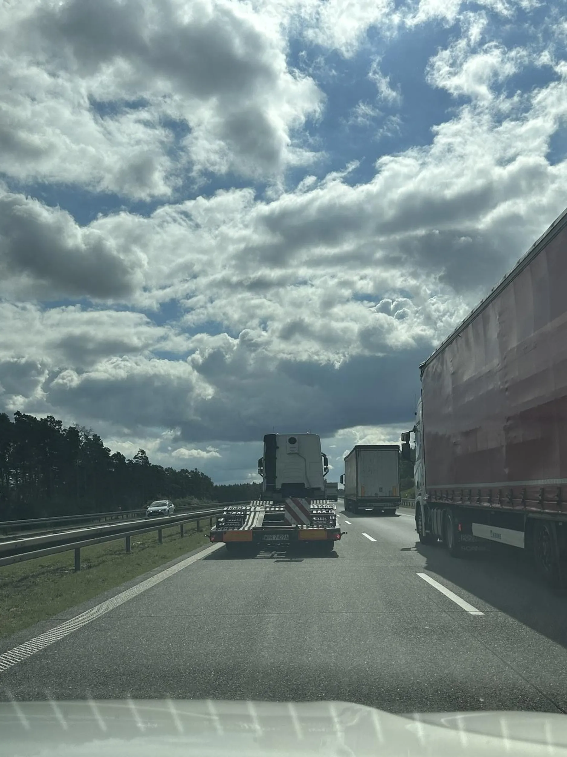 Dramat! Nagminne blokowanie lewego pasa! Pan w lawecie z różnica 2km/h wyprzedza 3 tiry. Cały lewy pas zakorkowany przez jednego idiotę. Mam nadzieje, ze wspaniale spożytkował Pan ta minutę, która zaoszczędził. Ciarki żenady. I jeszcze ta noga zarzucona na kokpit! Gratuluje wyobraźni i przestrzegania podstawowych zasad bezpieczeństwa.