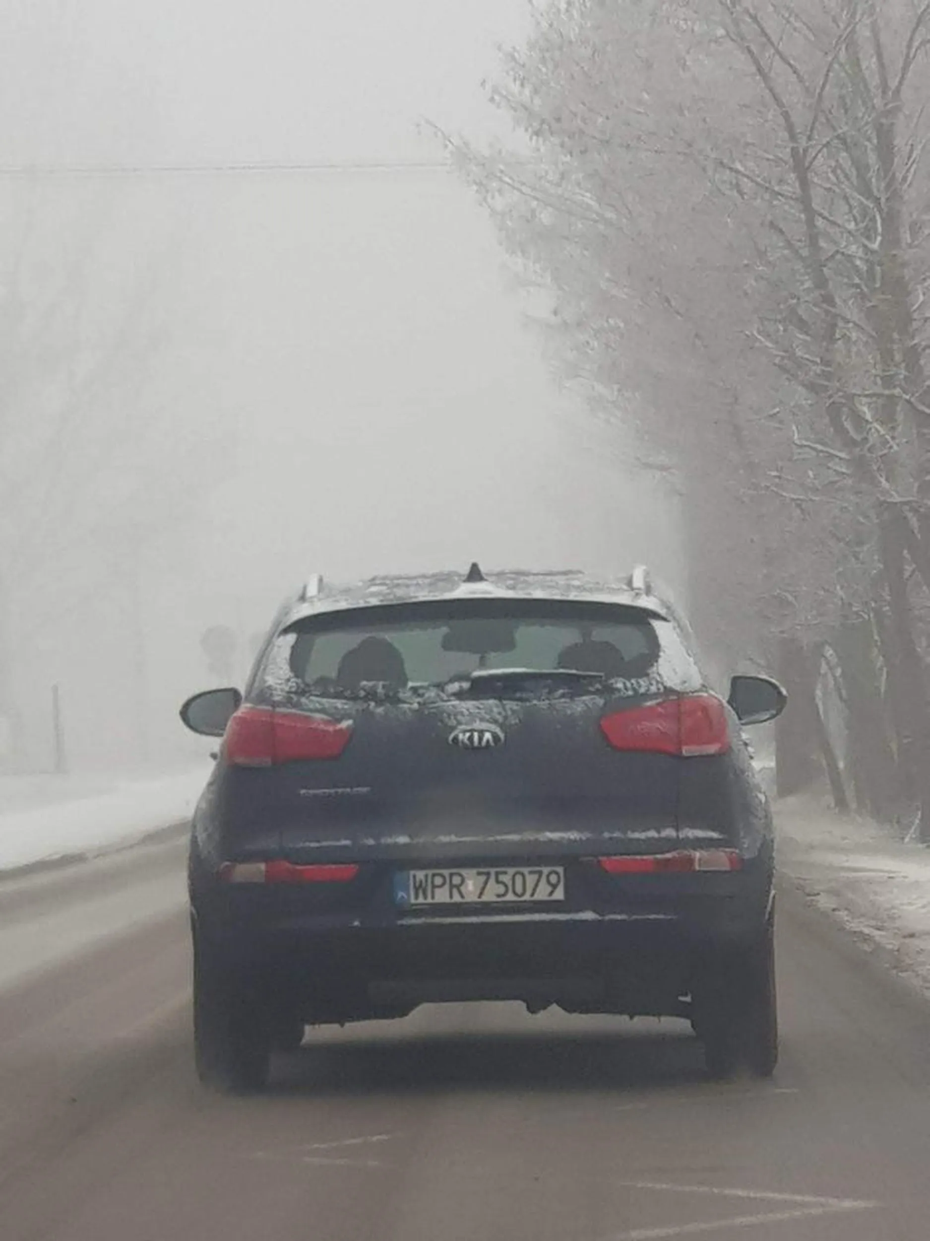 W czasie gęstej mgły dn. 07.03.2023 w okolicach godziny 7.00 jechał bez świateł w niesprzyjających warunkach atmosferycznych (mgła)