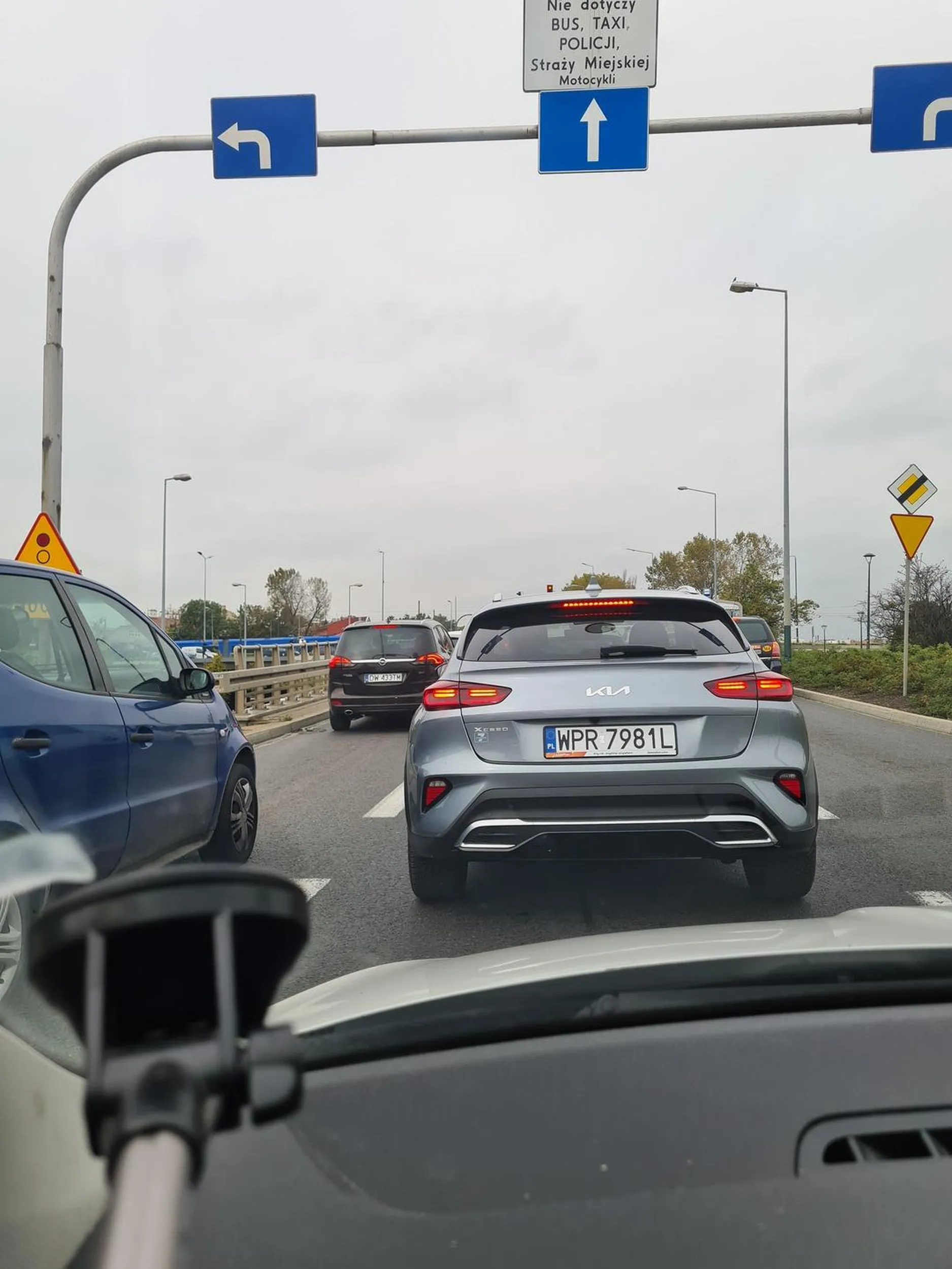 Kierowca jeździ buspasem bezprawnie