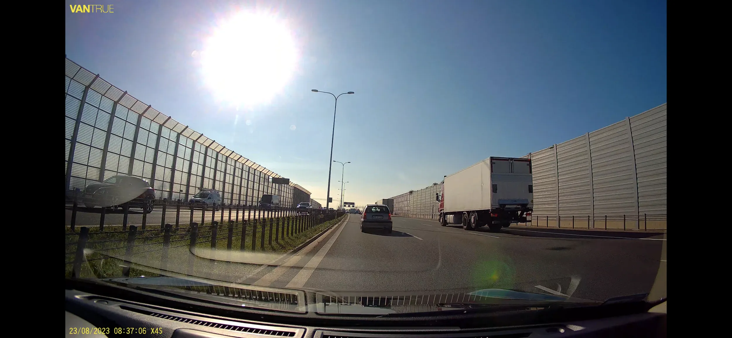 Pani w Citroenie nie umie korzystać z luterek. Blokuje lewy pas jadąc poniżej dopuszczalnej prędkości