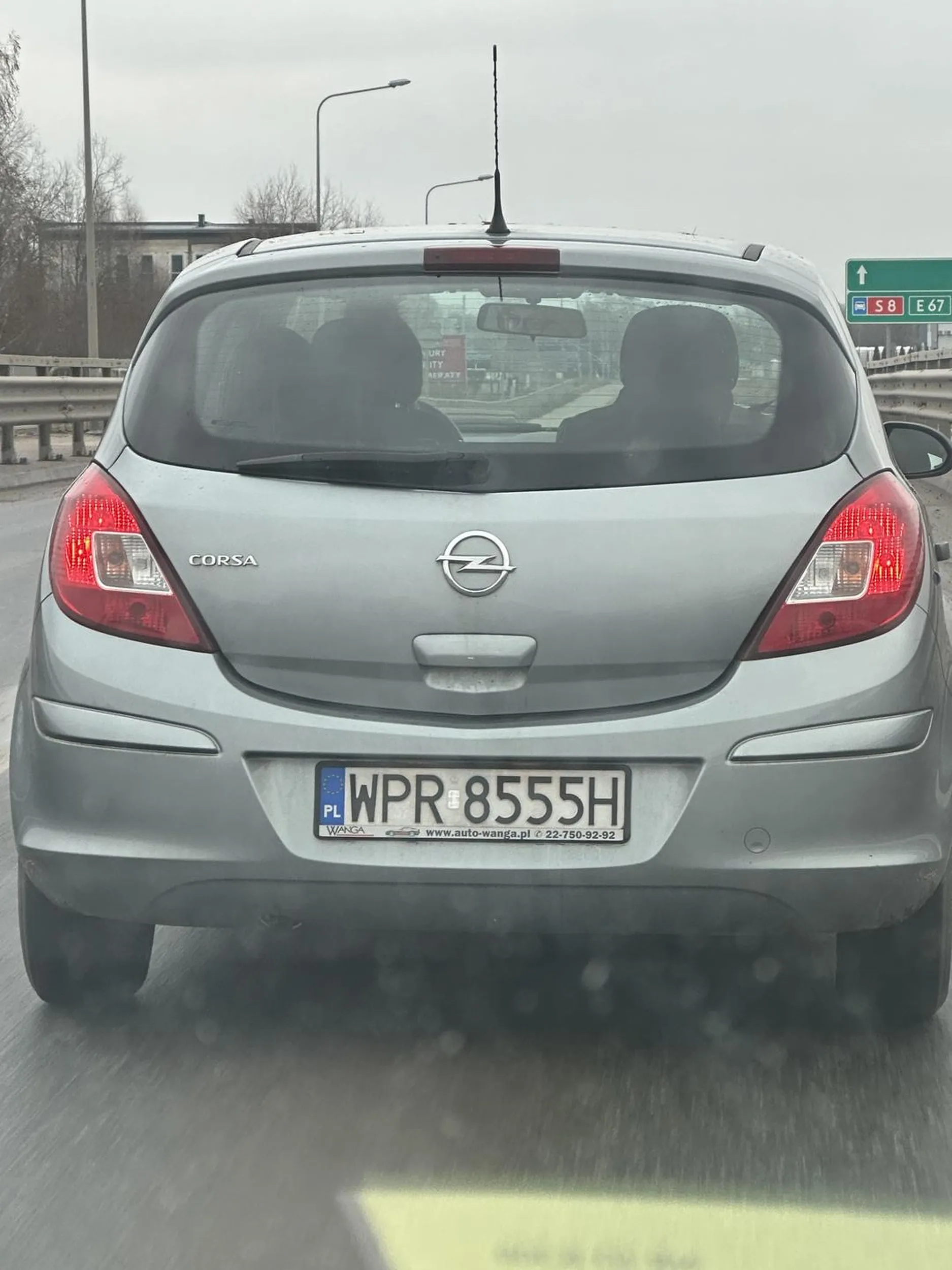 Takim ludziom jak ona, powinni zabierać prawo jazdy, ta kobieta ewidentnie zapomniała jak się jeździ po polskich drogach, 20km/h na odcinku gdzie można jechać 70 to jest jeden wielki absurd w jej wykonaniu