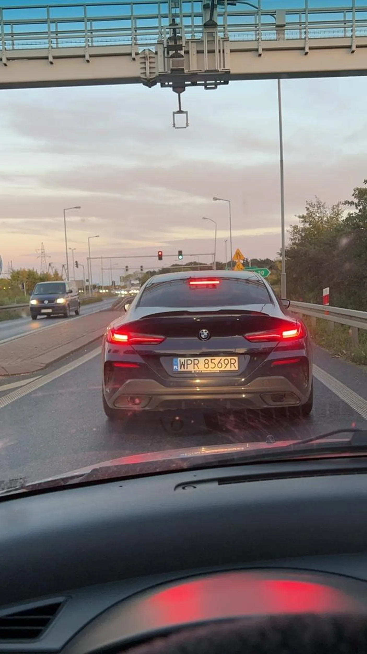 Pajac wyprzedza na czołówkę, stwarza zagrożenie dla ruchu drogowego. Kolejny wspaniały kierowca BMW który myśli że mu wszystko wolno