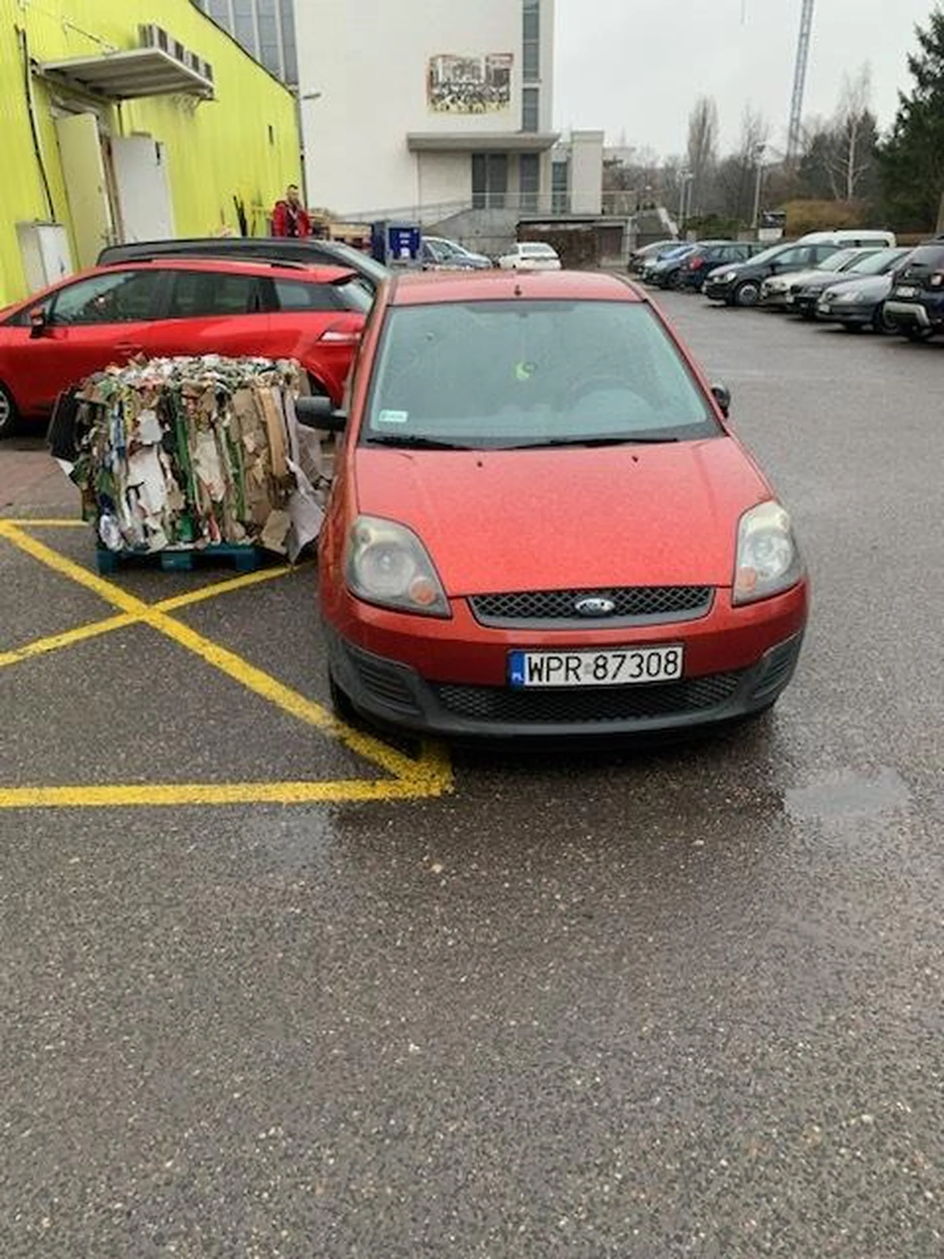 Myślę że to wstyd tak parkować.