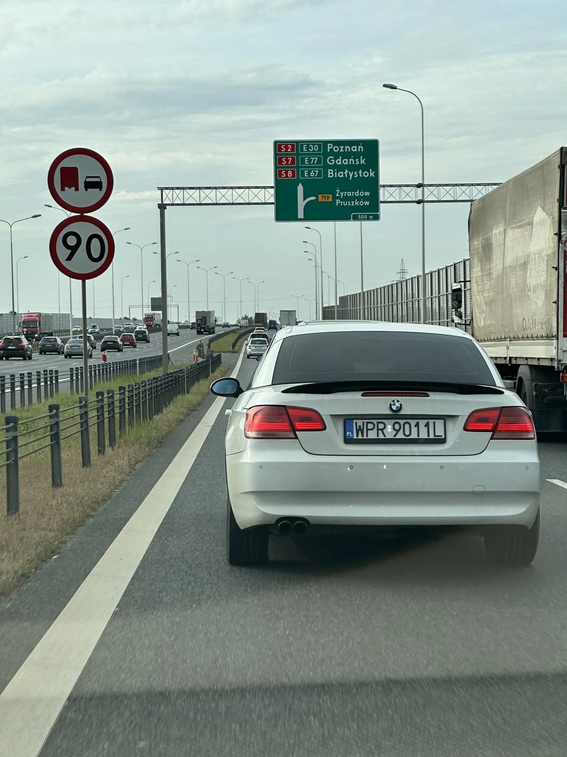 Typowy imbecyl z BMW, skaczący z pasa na pas na S8, wyprzedzający prawym pasem samochody jadące z prawidłową prędkością, wciskający się na centymetry przed samochody jadące lewym pasem.