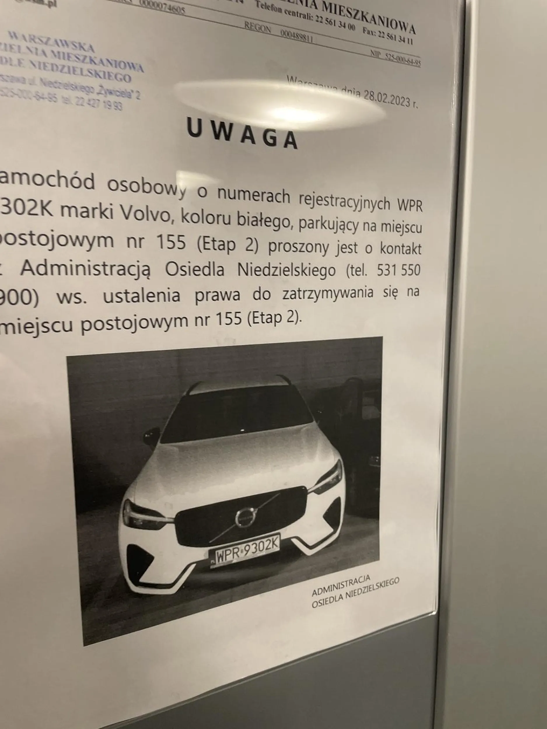 Volvo blokuje miejsce podziemne na zamkniętym osiedlu. Chamstwo i prostactwo.