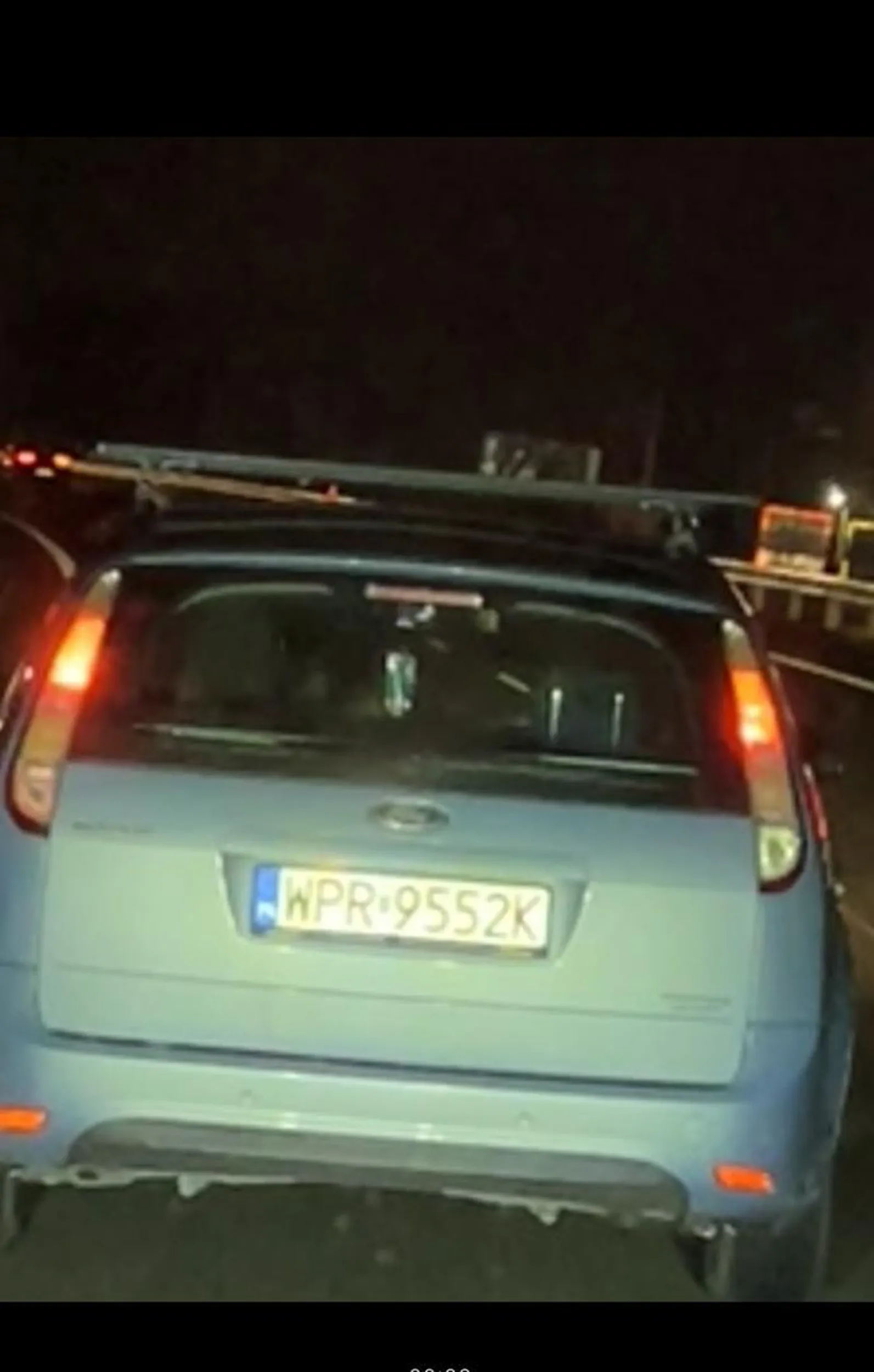 Najpierw niech kierowca nauczy się przepisów panujących na drodze ekspresowej. Dopiero później niech wsiada za kierownice. Lewy pas jest do wyprzedzania.