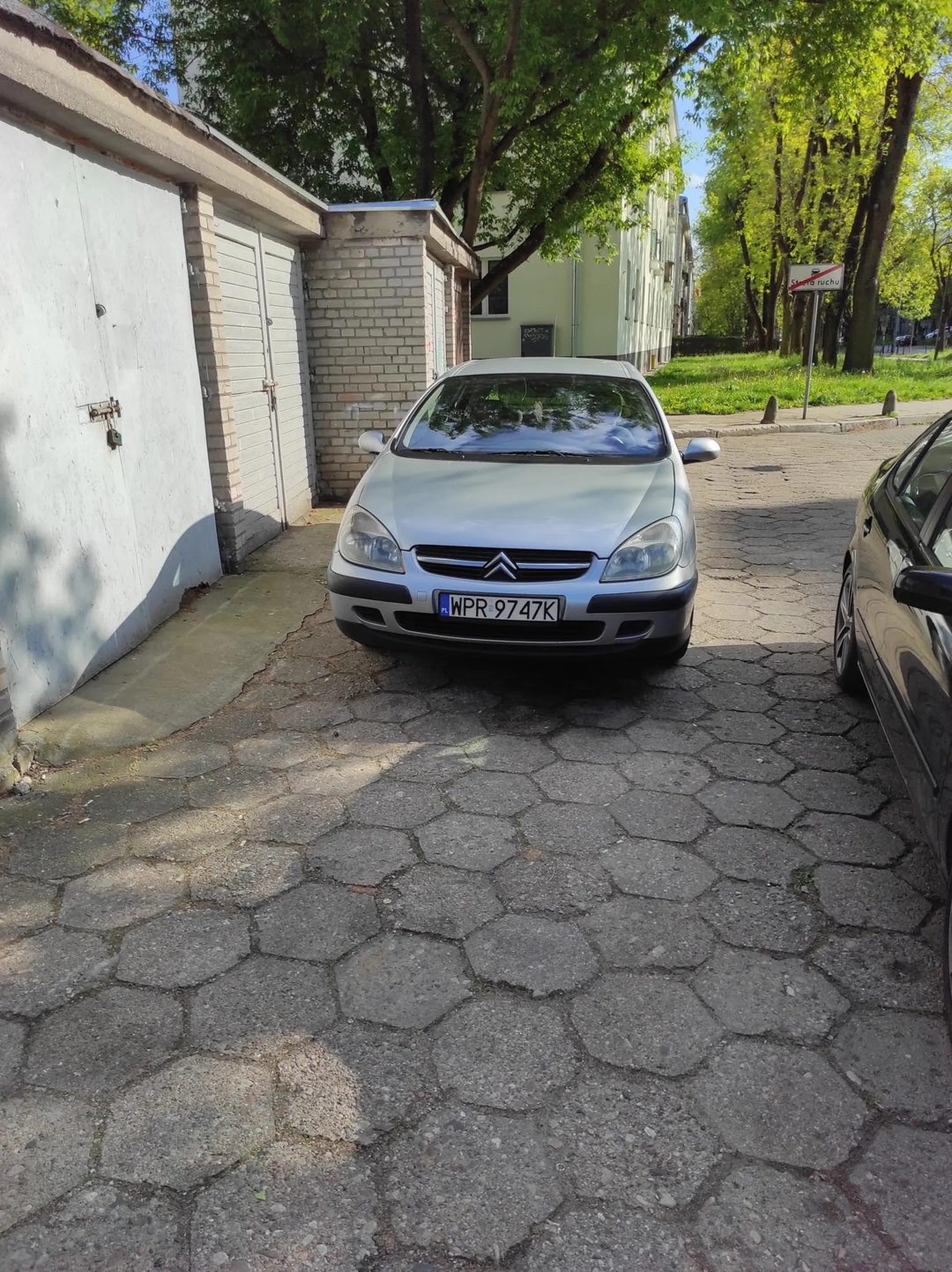 Typowy kierowca ze specjalną kategorią w dowodzie KOBIETA , trąbi w terenie zabudowanym wymuszając wyjazd auta stojącego na postoju pod pretekstem wjazdu do garażu, po czym do niego nie wjeżdża, zostawia auto w taki sposób i kontynuuje swoje życie zadowolonej z bycia gupiom ci:)om :3 vol.2