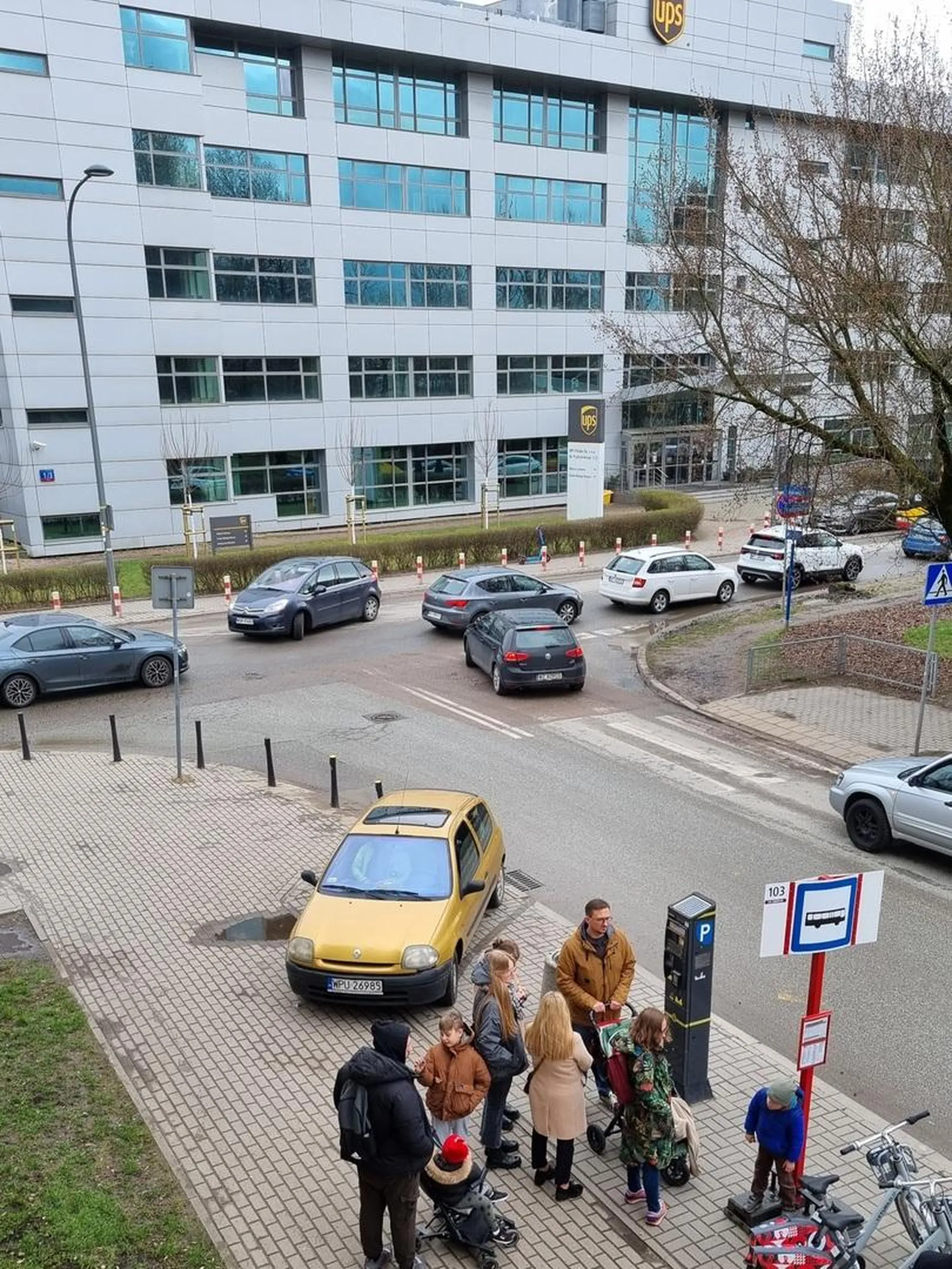 Auto zaparkowane na przystanku, zasłaniając przejście dla pieszych.