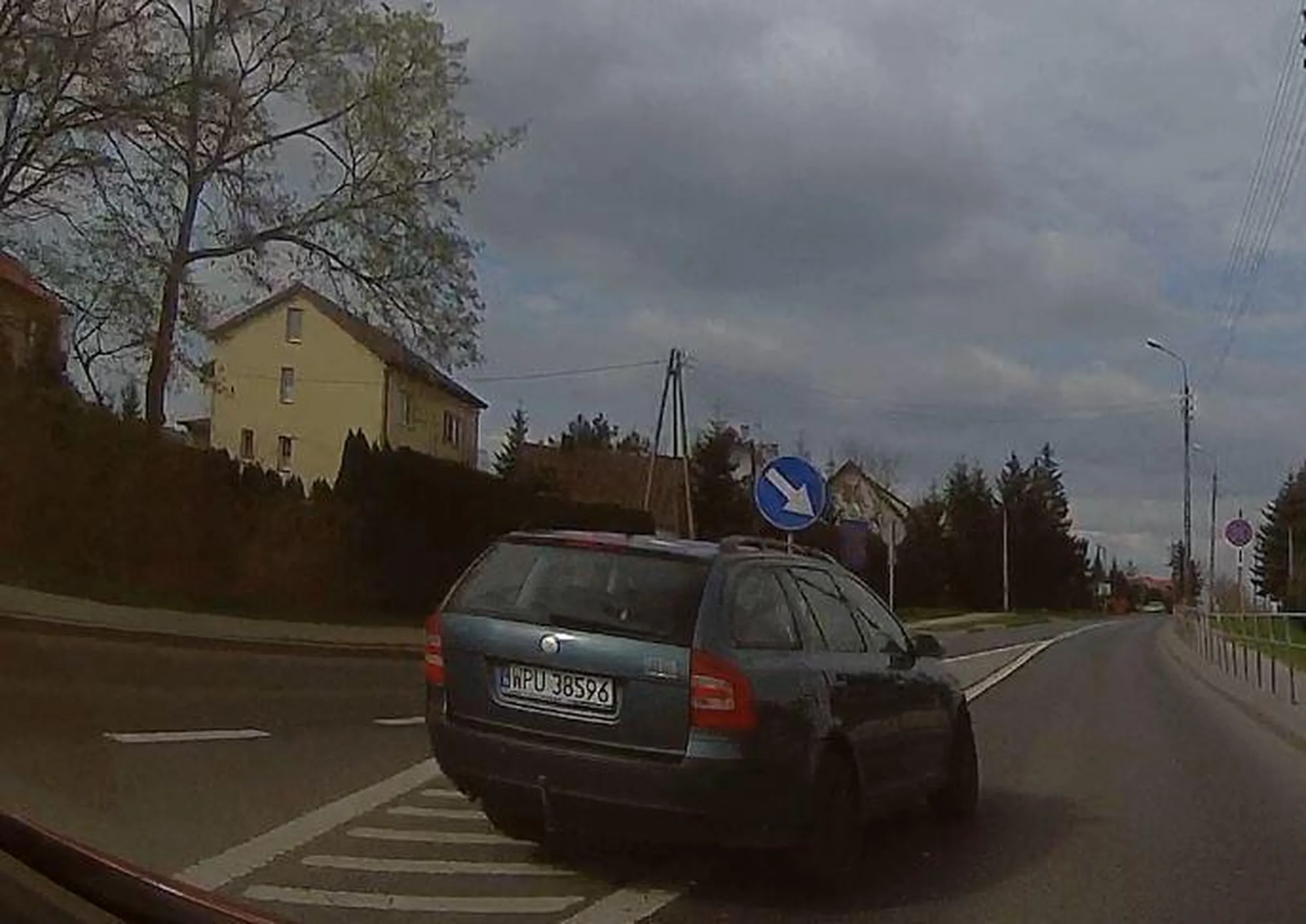 Kierowca w Skodzie Fabia spieszący się chyba na obiad. Wyprzedzanie na podwójnej ciągłej, przez skrzyżowanie i obszar wyłączony z ruchu.