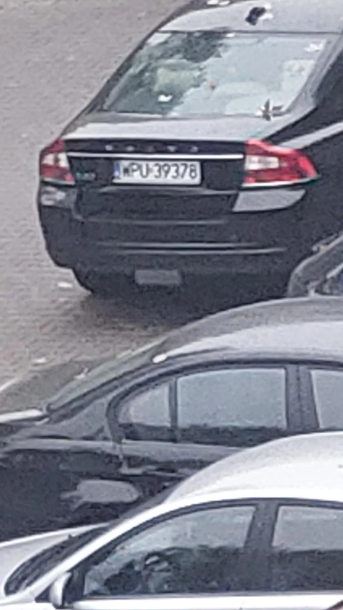 Kretyn zastawia ludzi na parkingu.