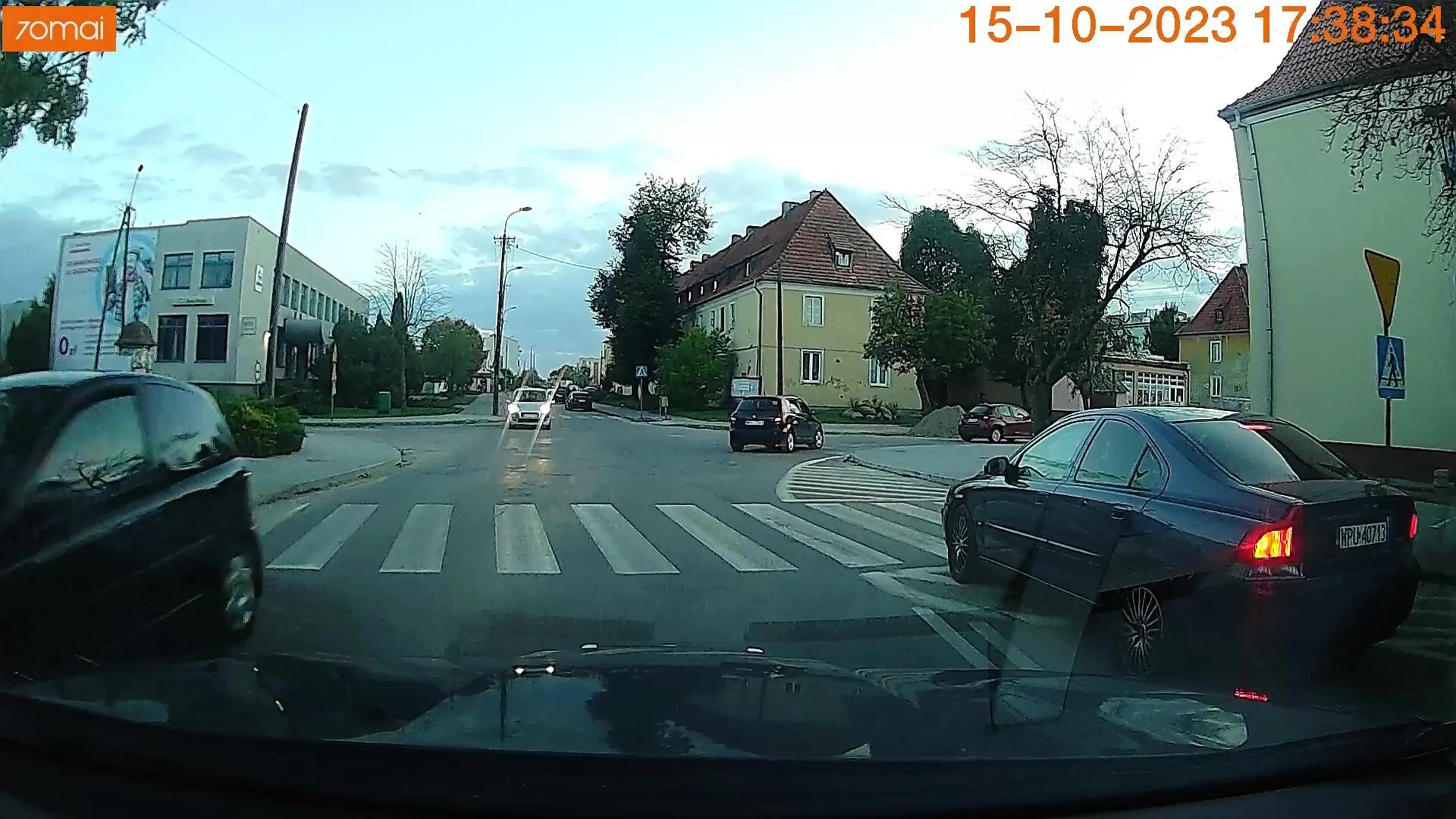 Prawie w bok mi wjechał, a stoi znak jak wół i linie wzdłuż drogi jak cielaki.