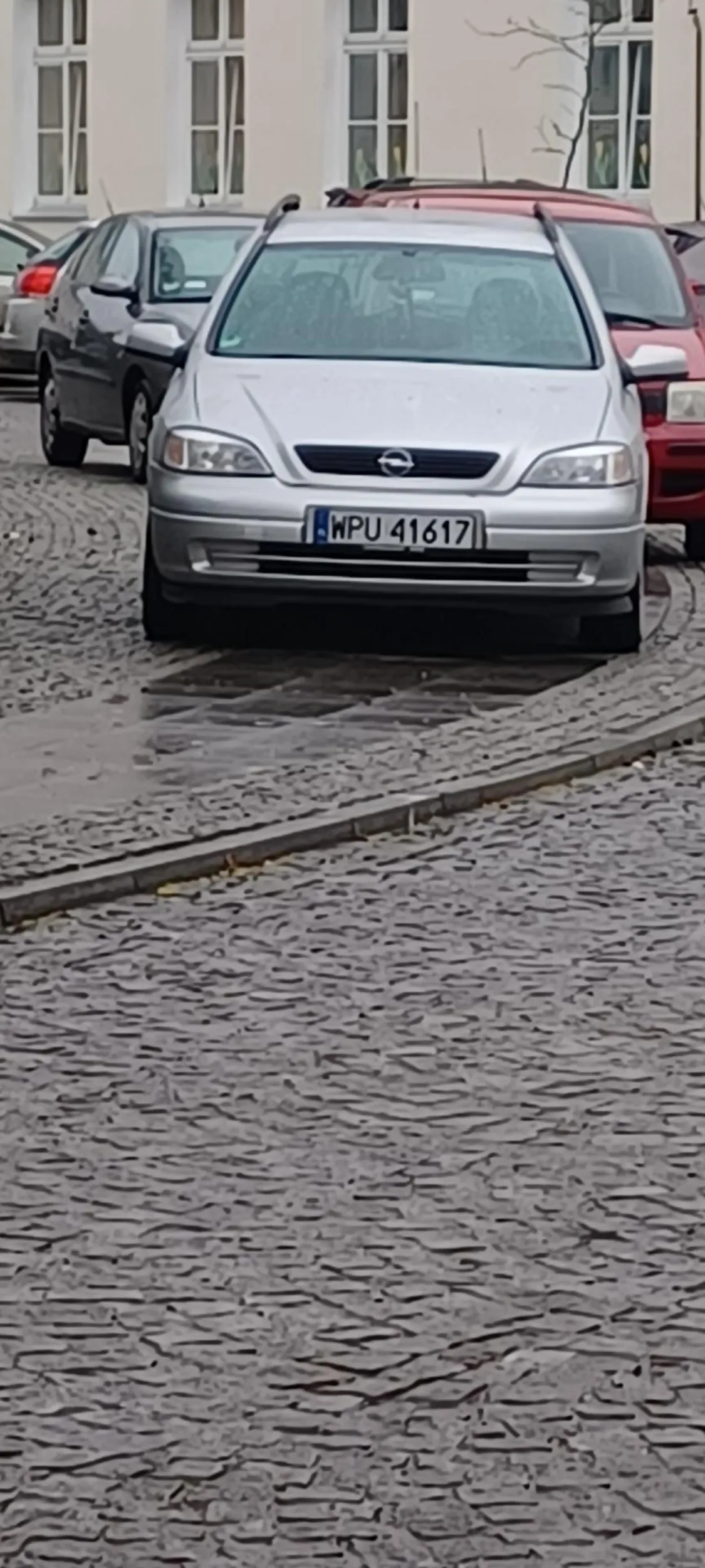 Nie dość że nie umie parkować to jednokierunkowej zawraca I blokuje cały przejazd. Nie polecam