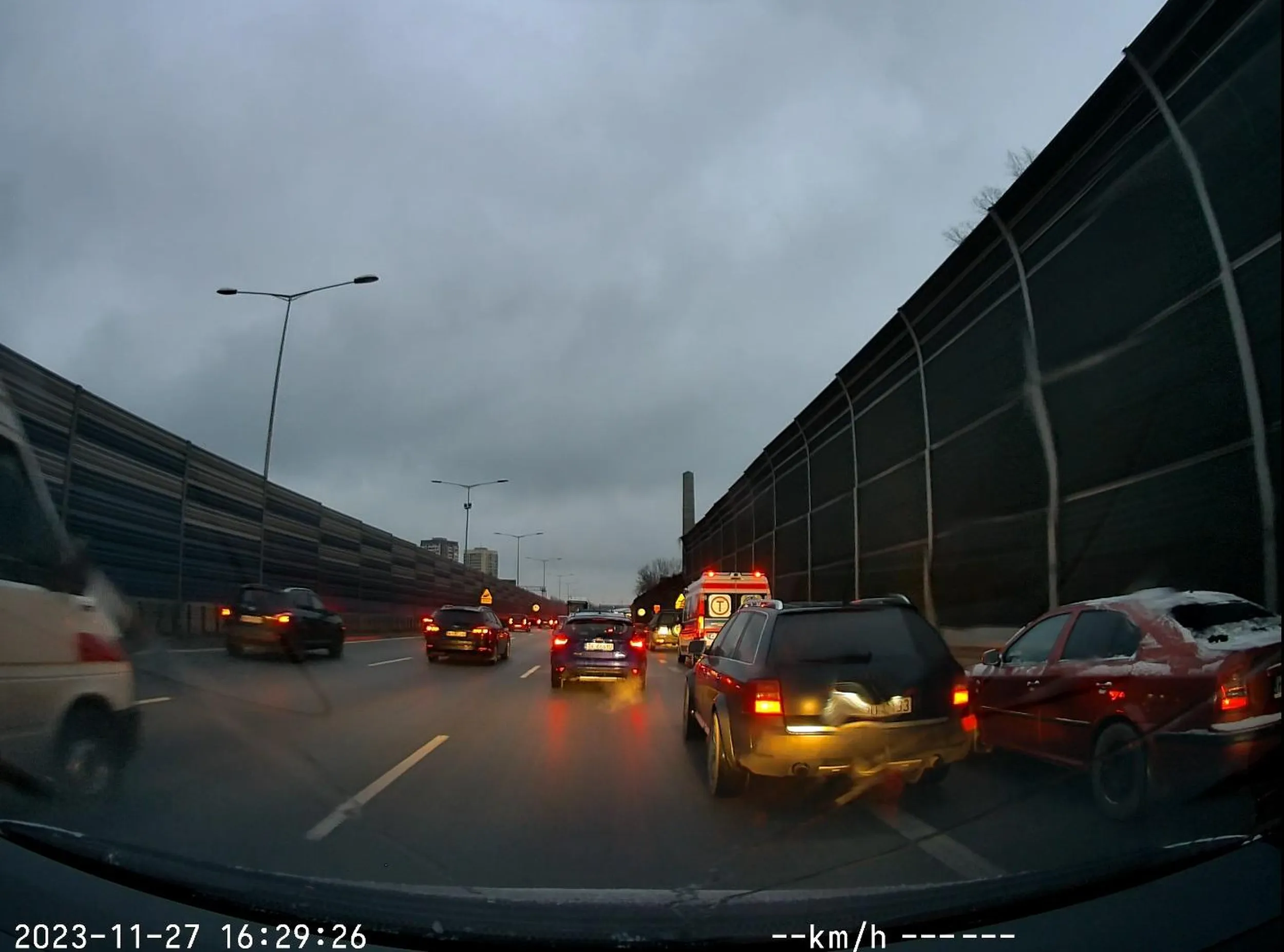 Korzystanie z pasa awaryjnego, włączanie się do ruchu z wyłączonej części jezdni, blokowanie dwóch pasów ruchu, parokrotne wymuszanie pierwszeństwa - w tym agresywne najeżdżanie na pojazd znajdujący się z prawej strony jadący prawidłowo, ogólnie stwarzanie zagrożenia w ruchu lądowym.