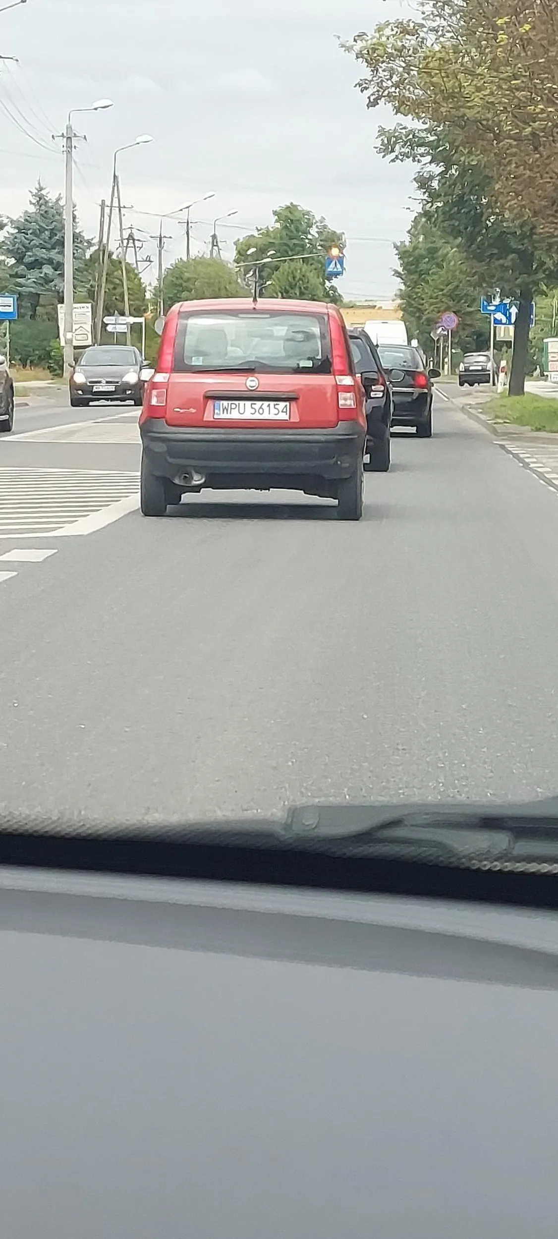 Bardzo nerwowy Pan łamie przepisy pasiwagresiw brzydkie auto