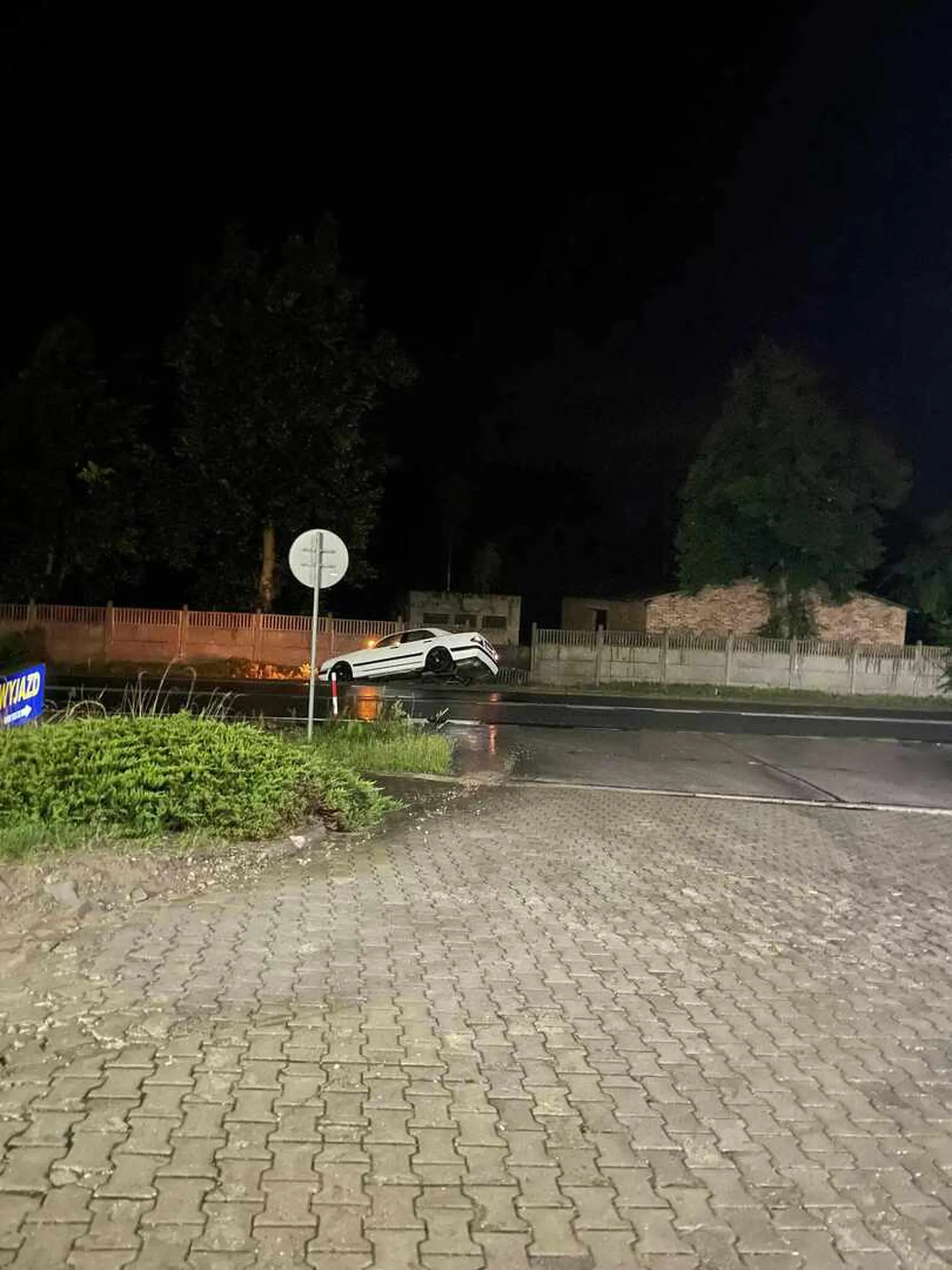 Kierowca pijany wjechał do rowu, awanturowal sie, gorozil pobiciem przechodniom