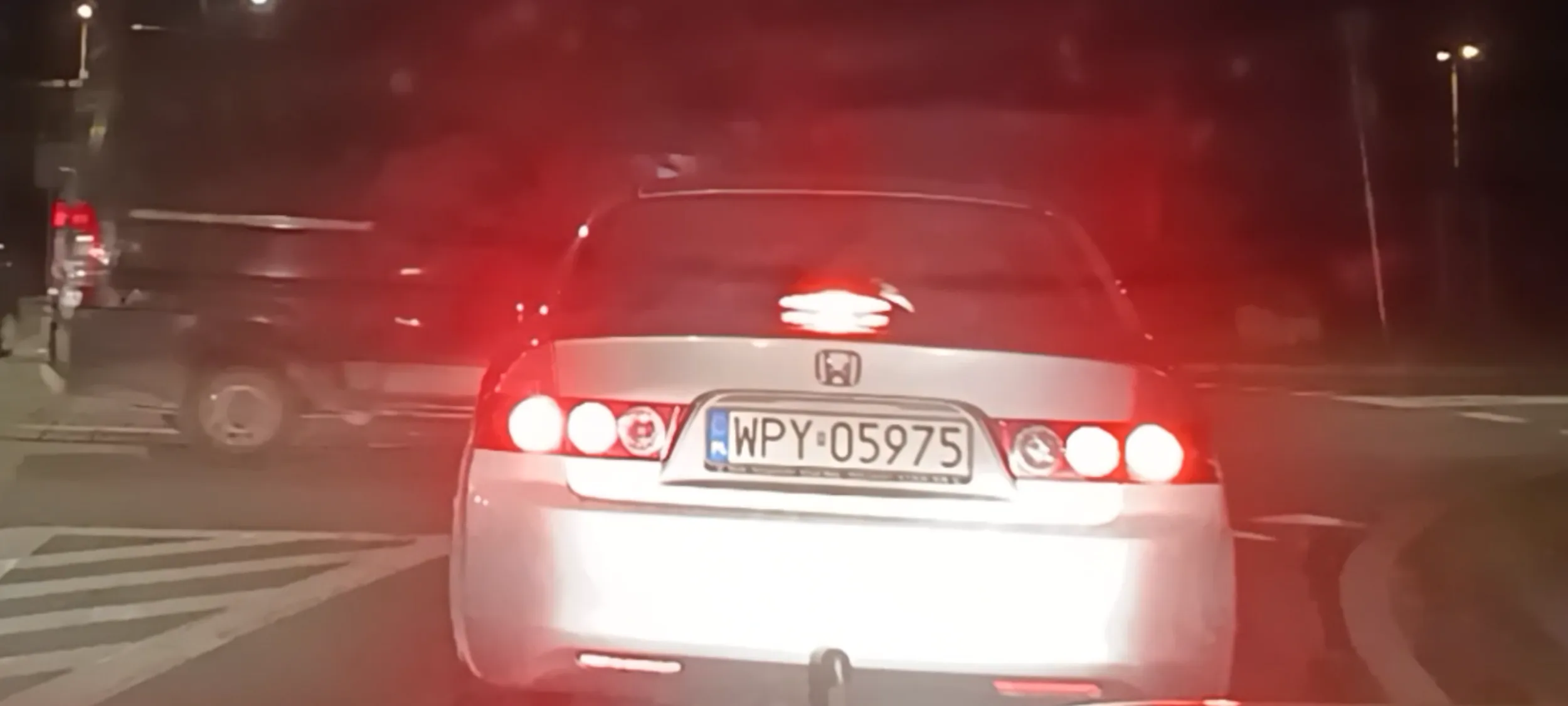 Jeździ na rondzie bez używania kierunkowskazów