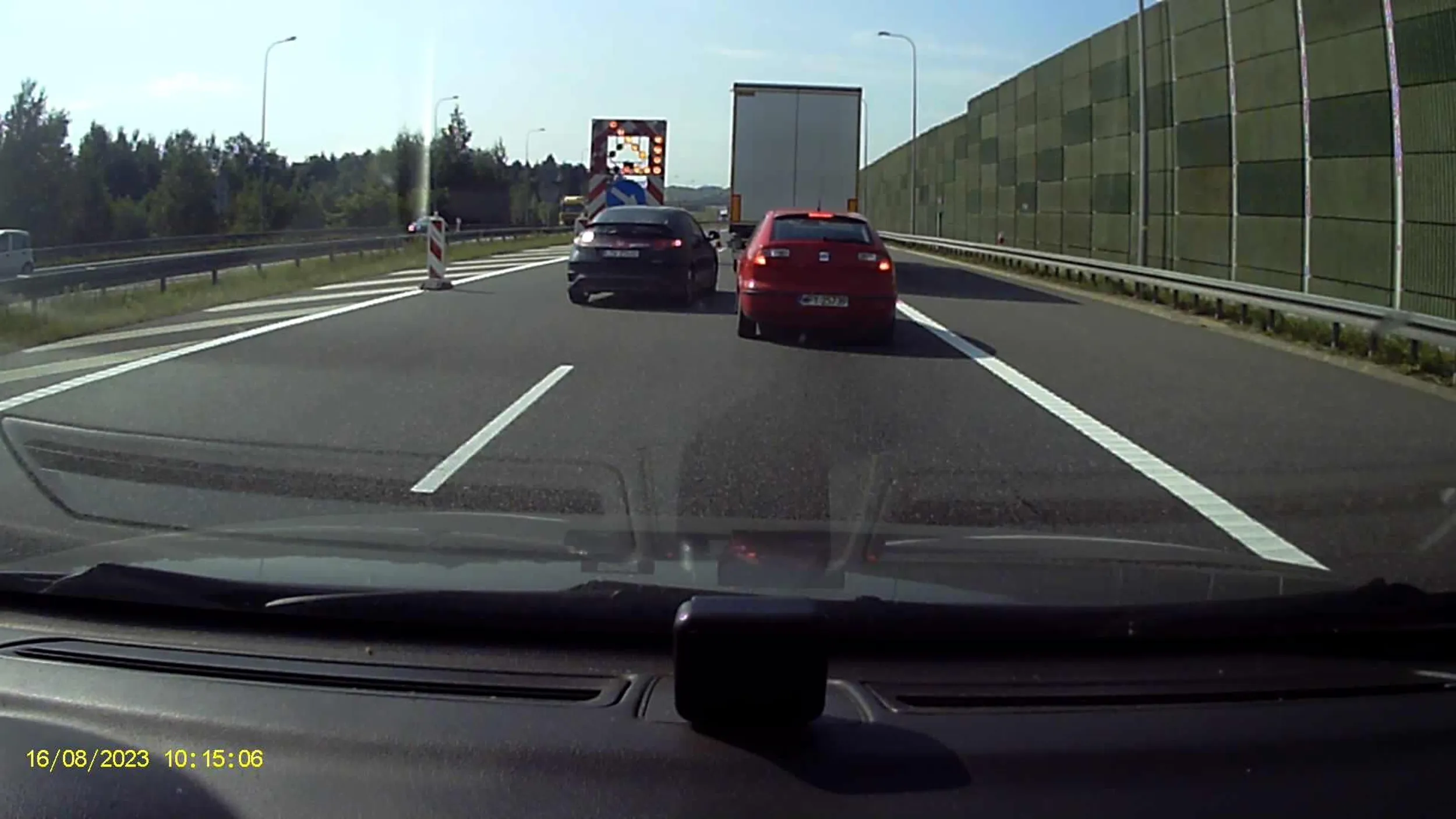 na suwaku zesra się, a nie puści ziomka w civicu. prawie kolizja, taki zawzięty. wąsaty(serio xD) janusz w czerwonym seat leon, nr WPY 25739 droga łódź kato. przed pyrzowicami zdaje się.