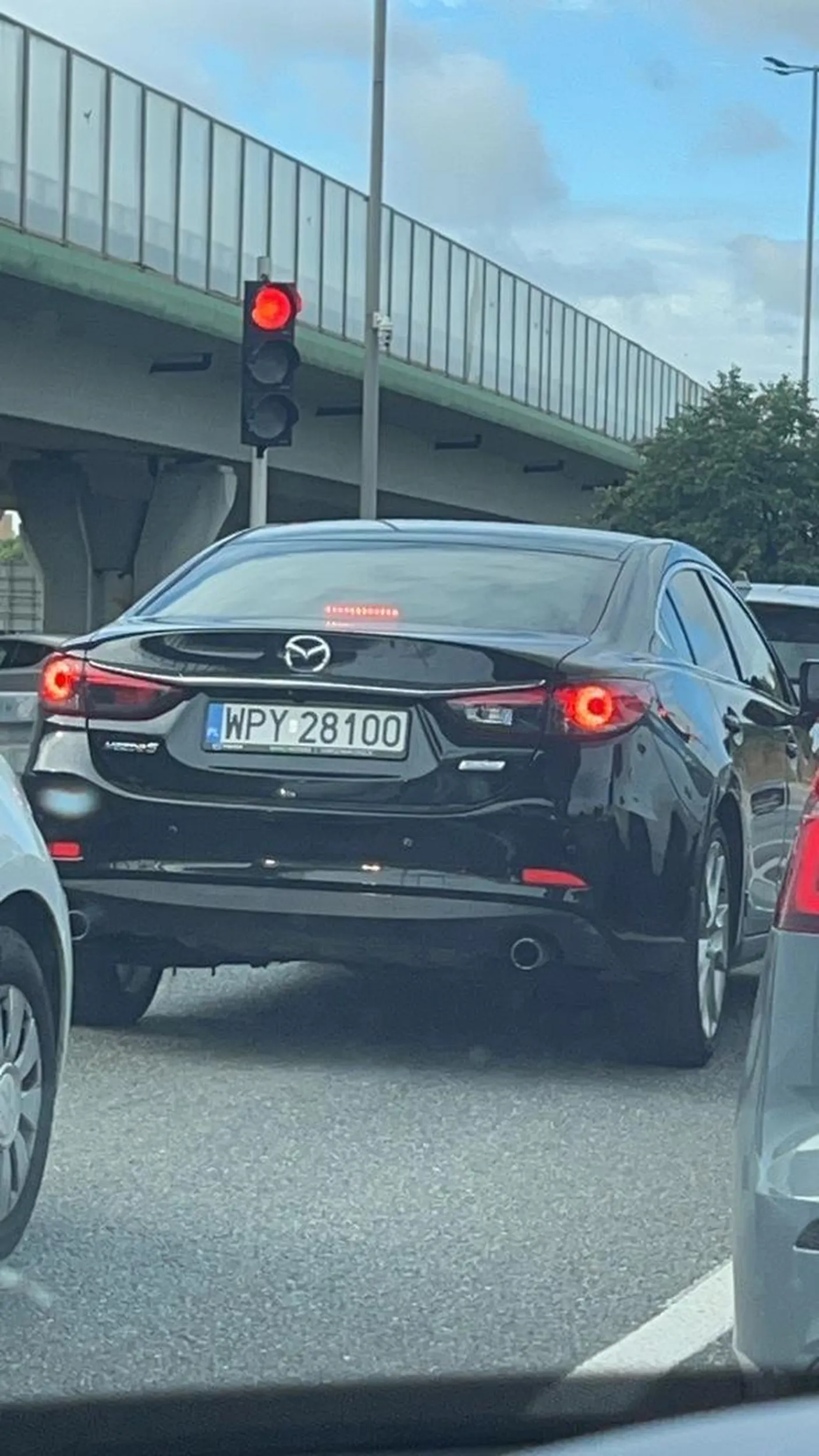 Pan jadący chyba nie rozróżnia lini ciaglej od przerywaj. Zjechał na ciaglej a ja na przerywanej i jeszcze miał czelność trąbić….