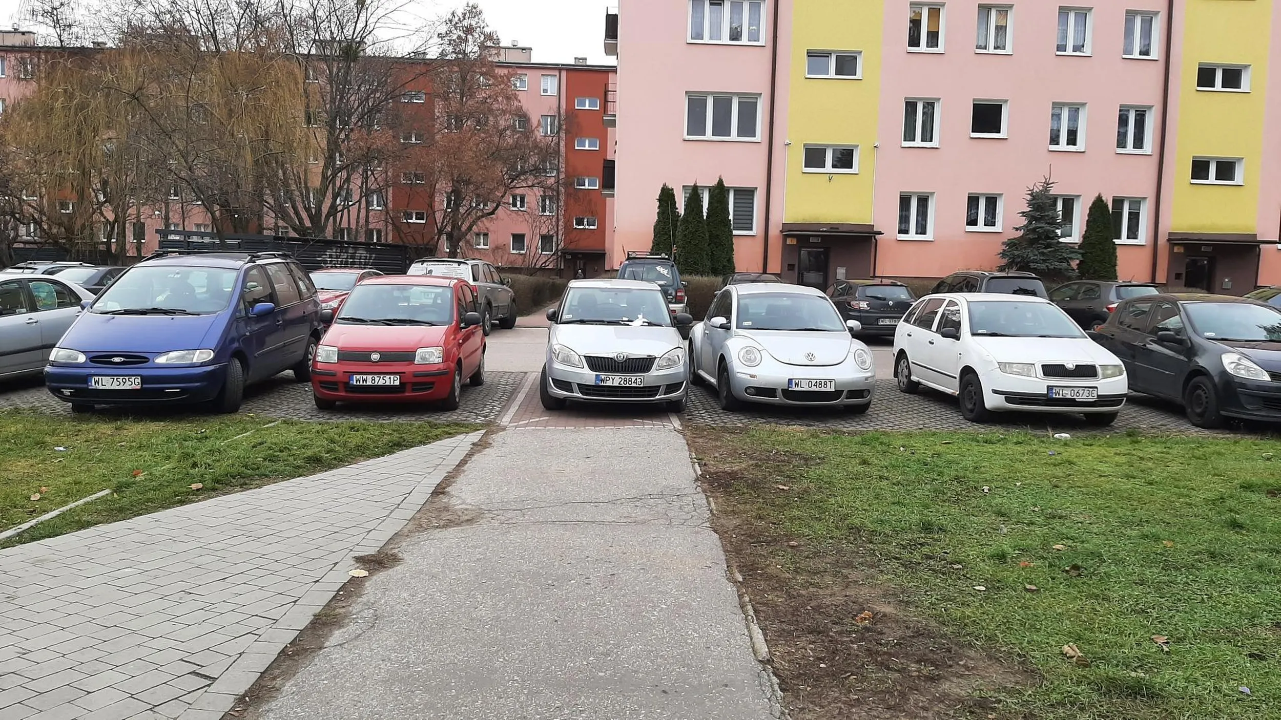 Stale zastawia cały chodnik. Pajac kupił prawko w promocji.