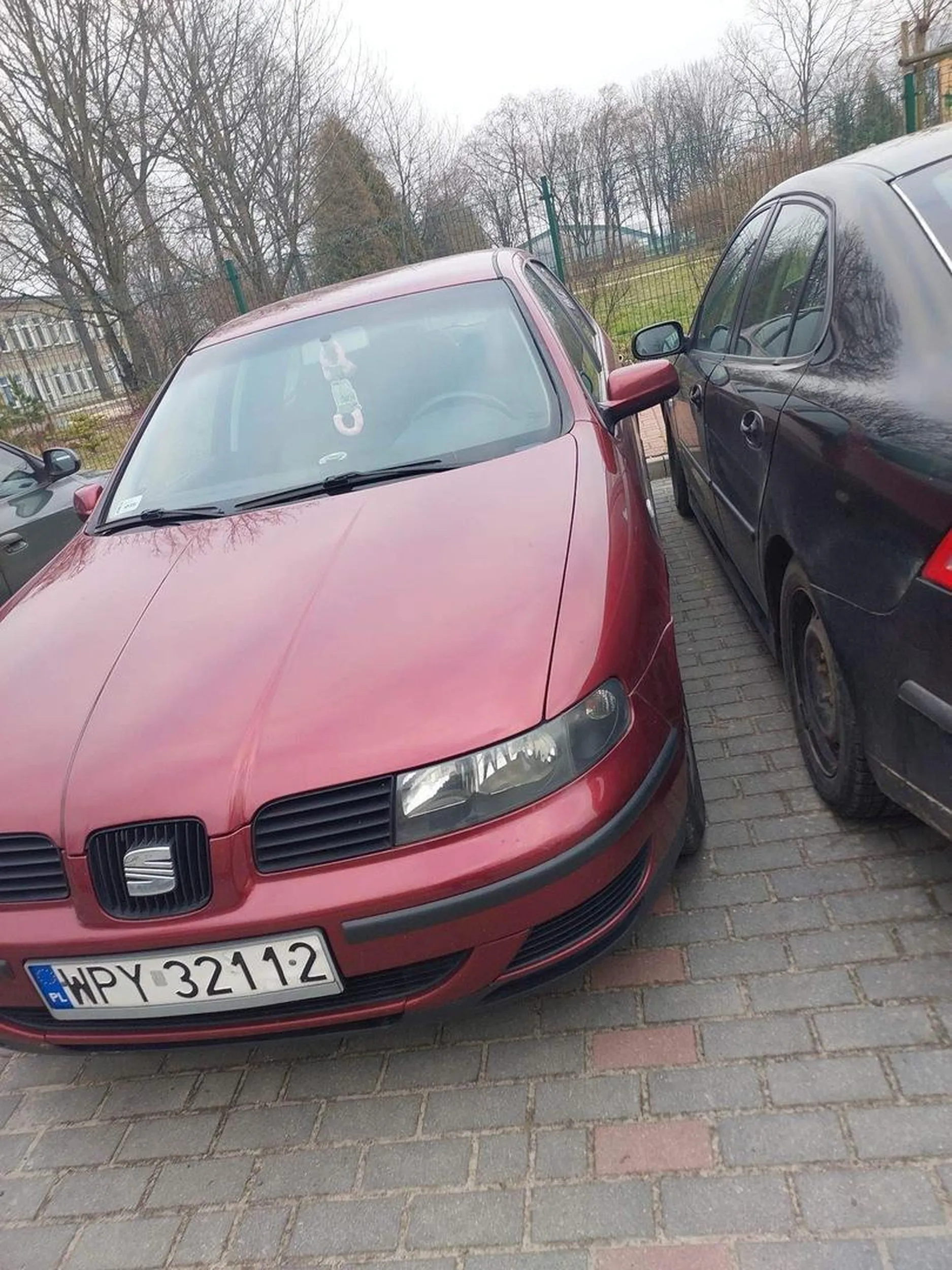 Naucz się parkować, jak wysiadles/as. Cały czarny samochód obity!