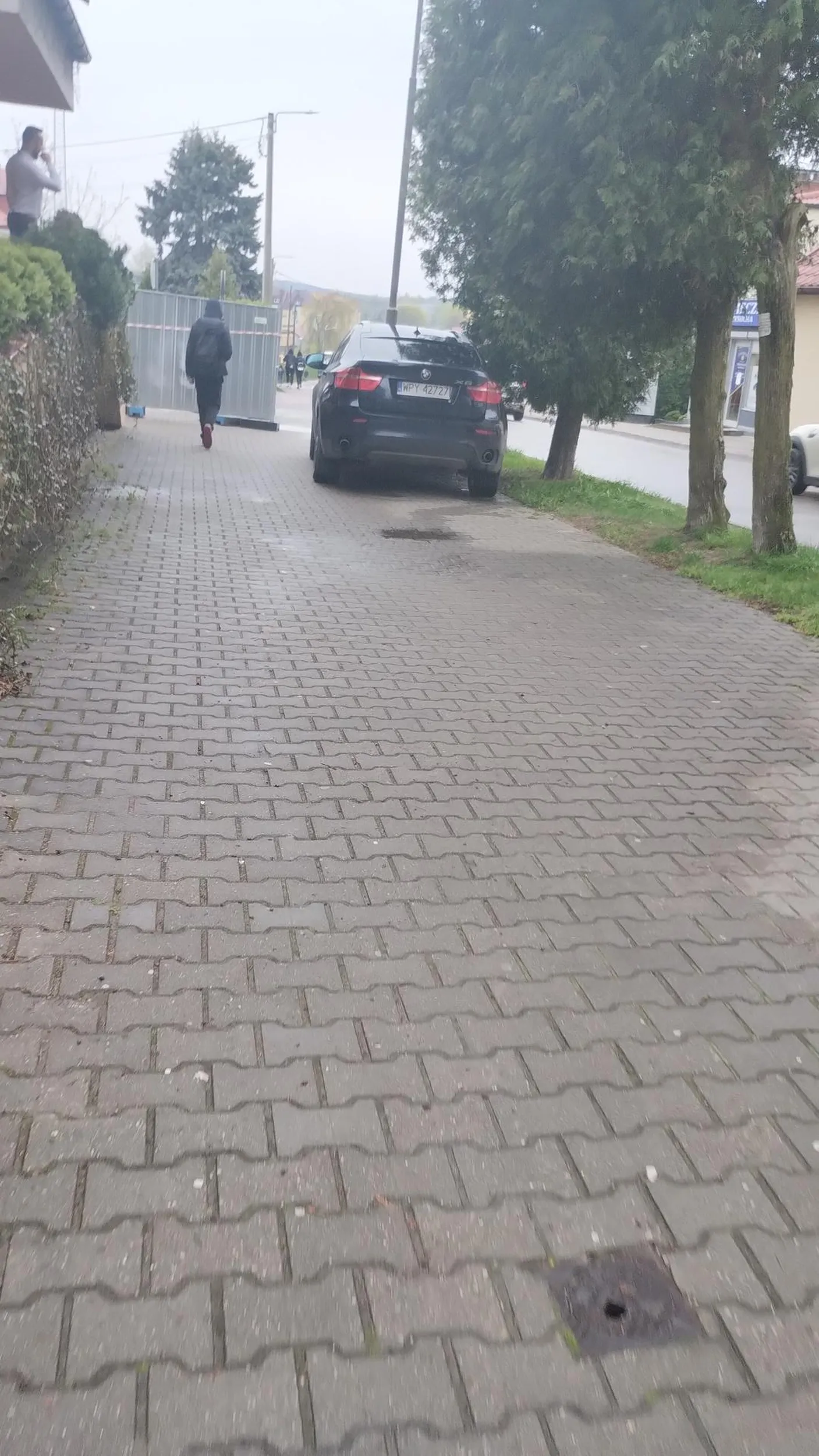 Kierowca kierowca przejechał przez pasy żeby wjechać na chodnik i na nim zaparkować przez pasy przechodziło pięć osób