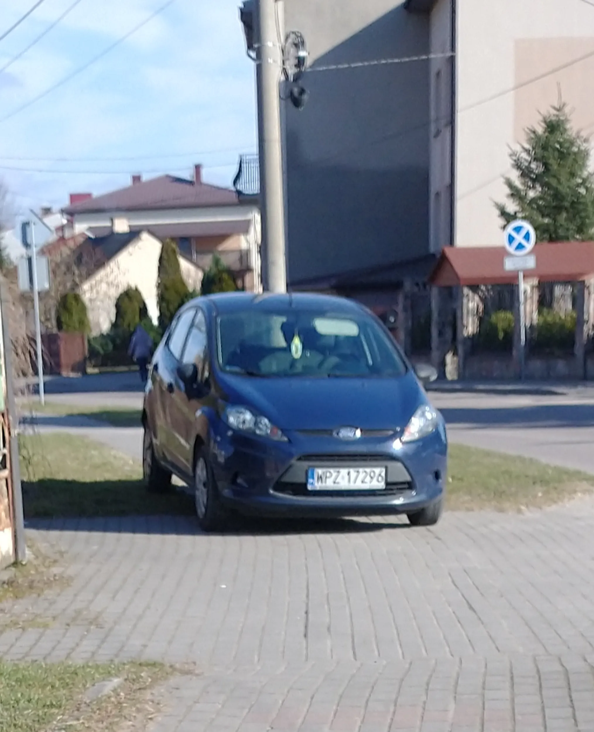 idziesz sobie chodnikiem a tu cyk fordzik xD