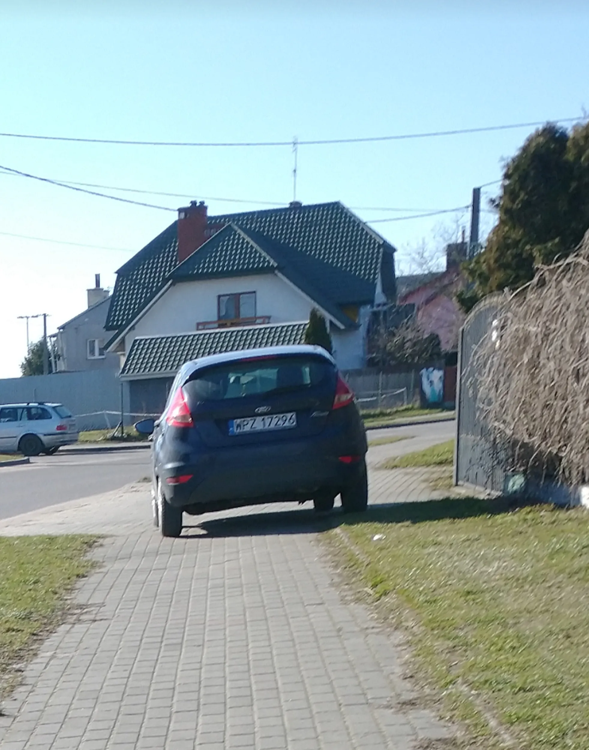 idziesz sobie chodnikiem a tu cyk fordzik xD