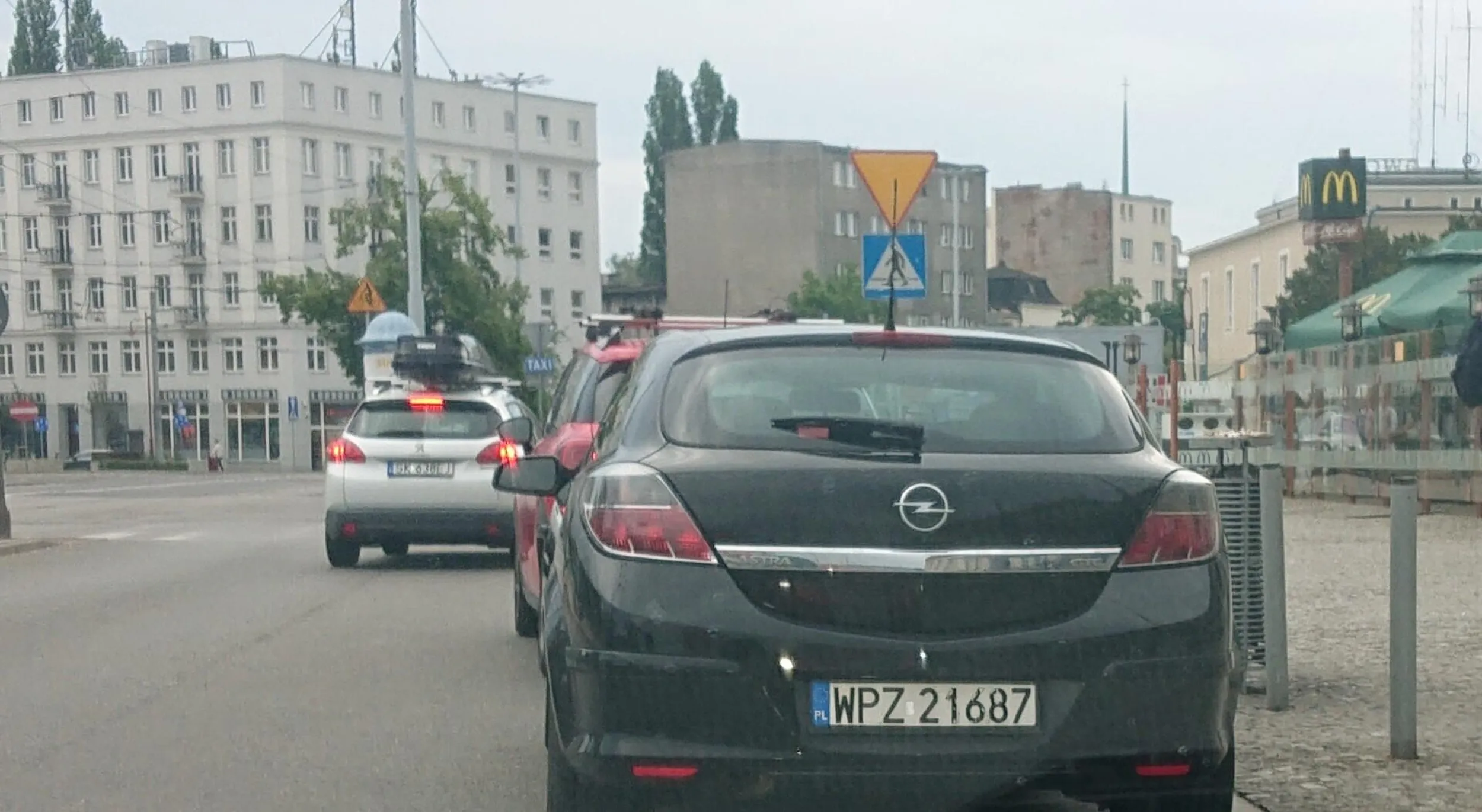 Parkowacz z z niego słaby. Albo jest skonczonym egoistą. Tam gdzie zmieściłyby się 2 pojazdu, on staje na środku.