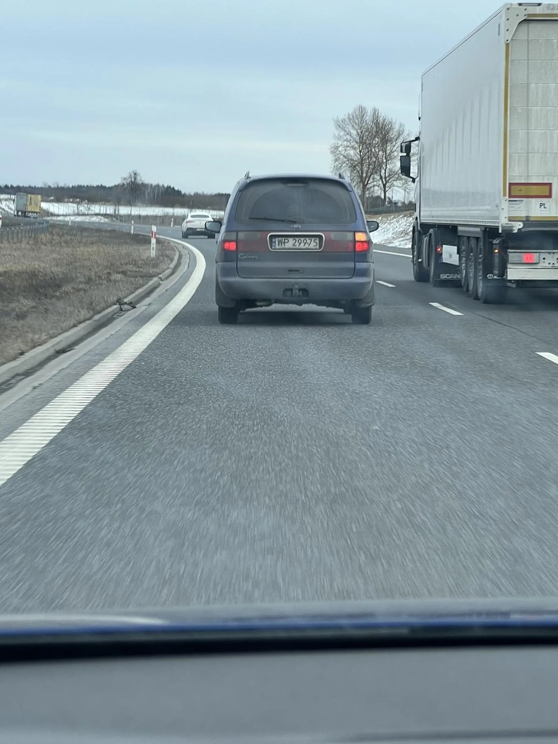 Dziad rozjechał kota na drodze, mimo że było go widać conajmniej 200 metrów wcześniej. Nawet nie hamował ani nie próbował wyminąć. Tylko tak jechał, jechał, przejechał po kocie i nawet się nie zatrzymał. Nawet noga ani ręka mu nie drgnęła. Żadnej reakcji. Ani próby hamowania, ani próby wyminięcia. Skurw***n nawet się nie zatrzymał, zobaczyć co ze zwierzęciem.