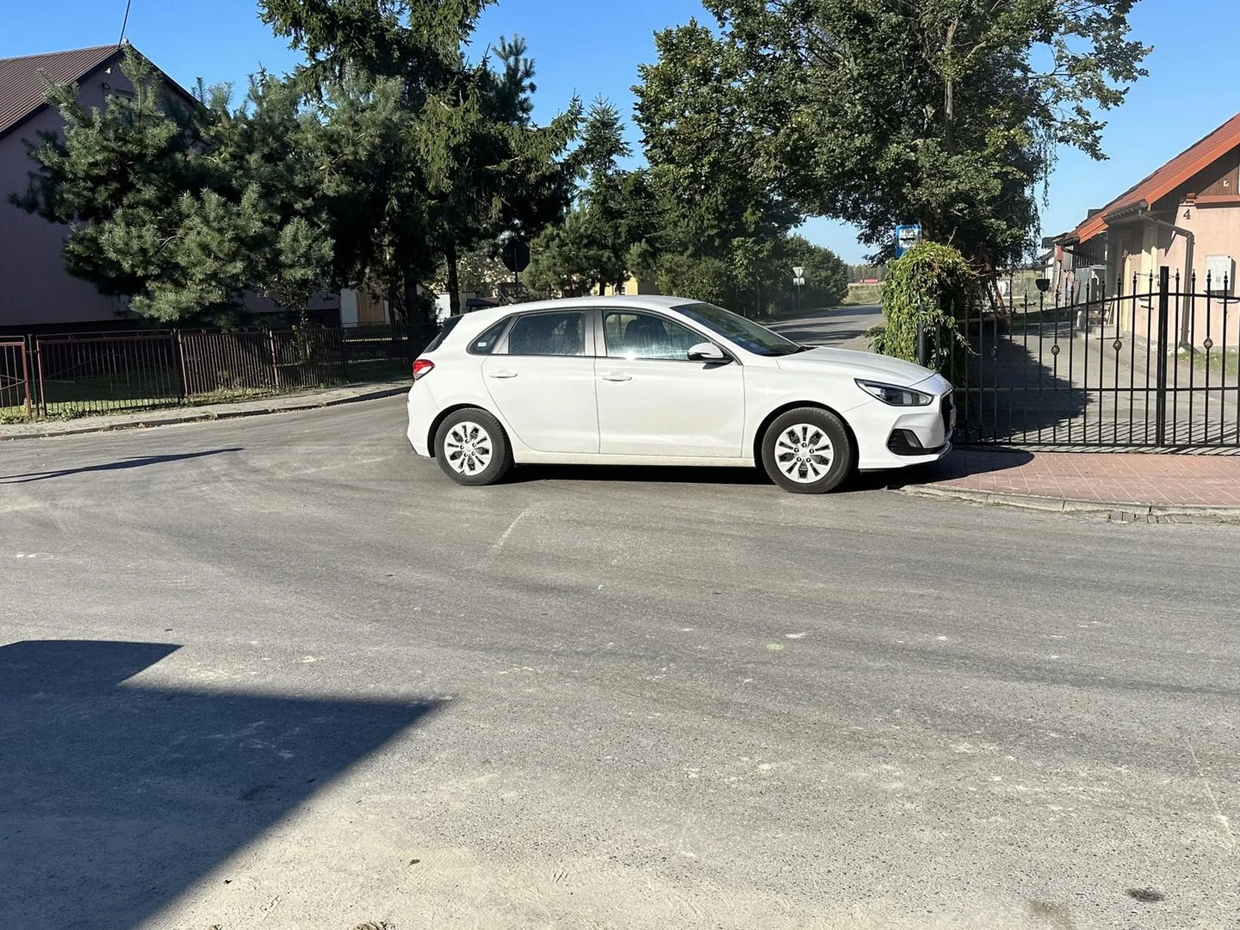 Piękne parkowanie, zablokował pół skrzyżowania widząc że ruch jest utrudniony