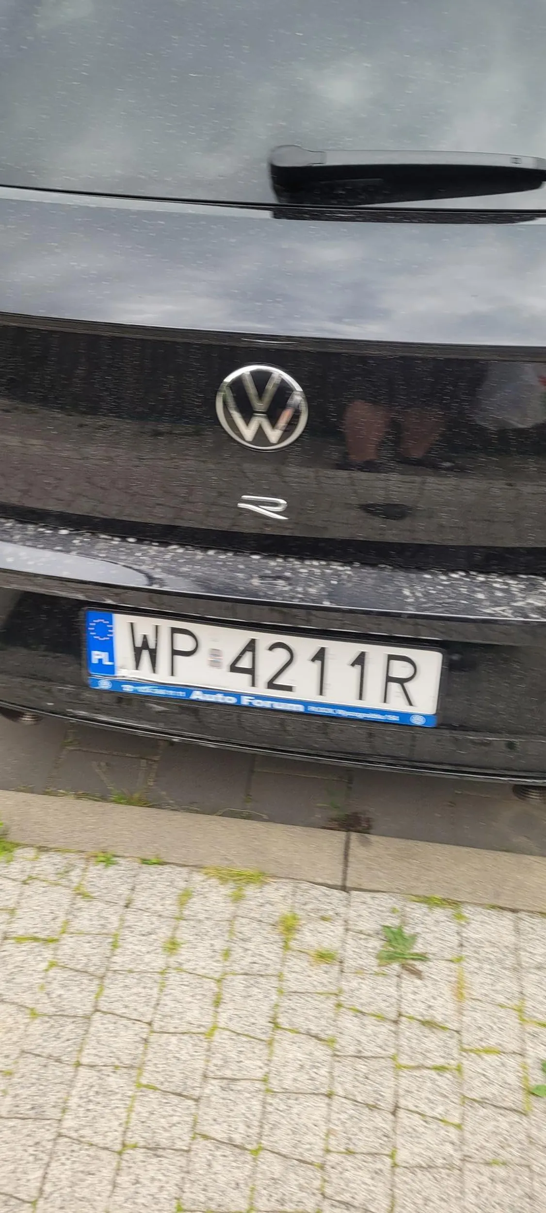 Facet notorycznie łamie przepisy ruchu drogowego, do tego jeździ bez rejestracji z przodu i naklejki na szybie.