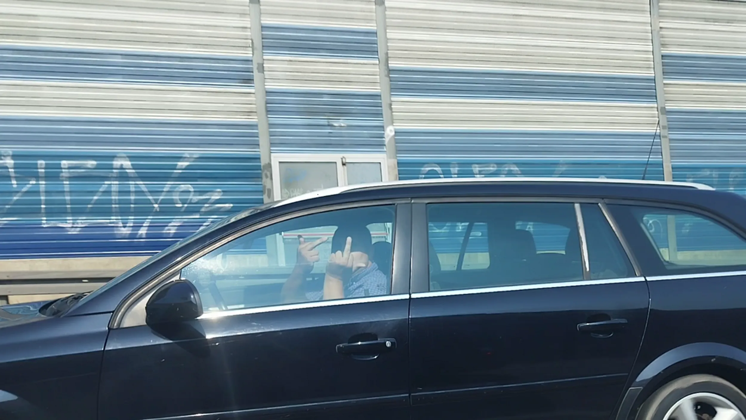 Burak nie wie co to bezpieczny odstęp od poprzedzającego auta. Pokazuje ludziom przez szubę jakiej wielkości ma pindola