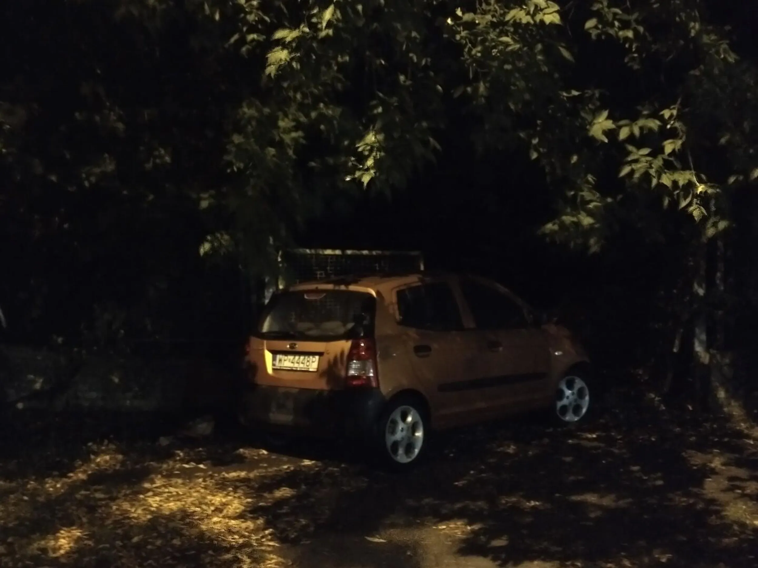 Łódź, 04.10.2023., 01:20, zakręt Inżynierska / Wołowa Samochód nadjechał ulicą Inżynierską, wypadł z zakrętu, przejechał przez przeciwny pas, trawnik, chodnik, po czym uderzył w mur ogrodzenia na Wołowej 2. Przyczyną była najpewniej nadmierna prędkość, przy której nie dało się w tamtych warunkach przejechać tego zakrętu, oraz stan kierowcy (mówiąc sprawiał wrażenie nietrzeźwego).