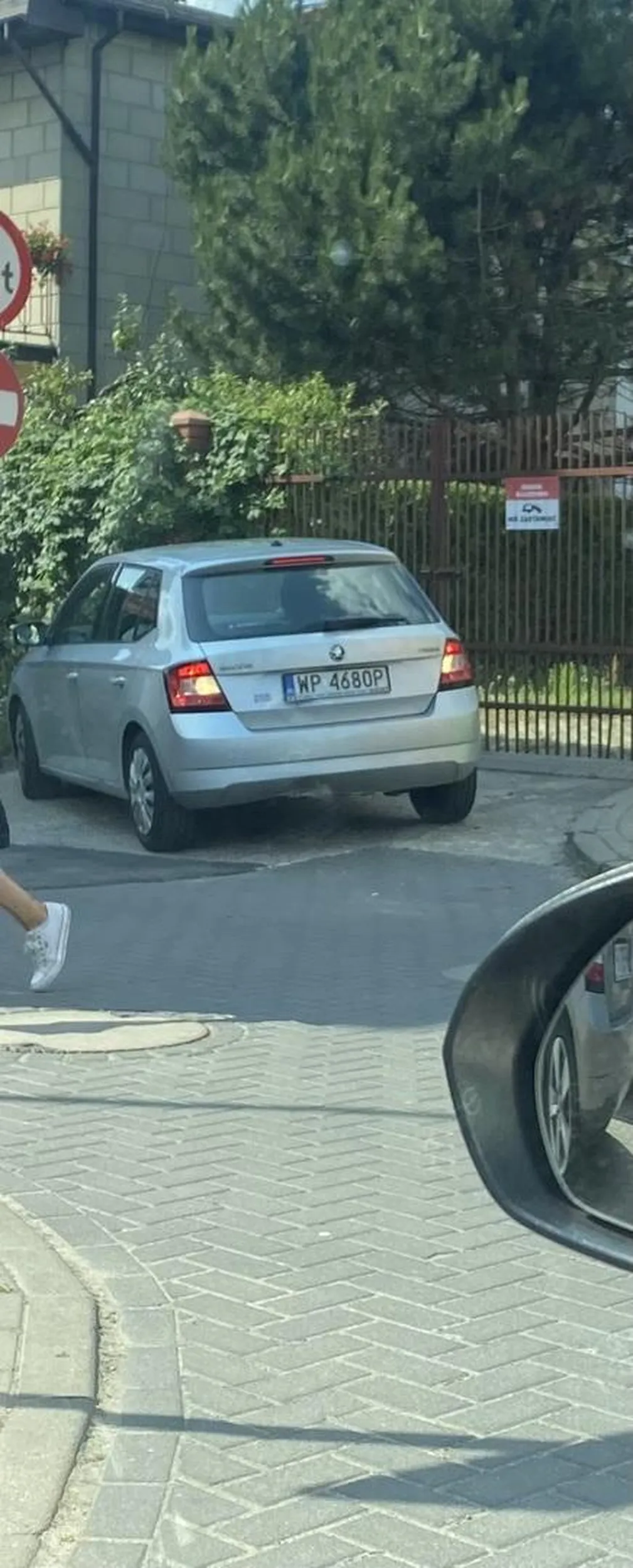 Wariatka która łamie przepisy i próbuje przejechać ludzi. Staje gdzie chce, jeździ po chodniku.