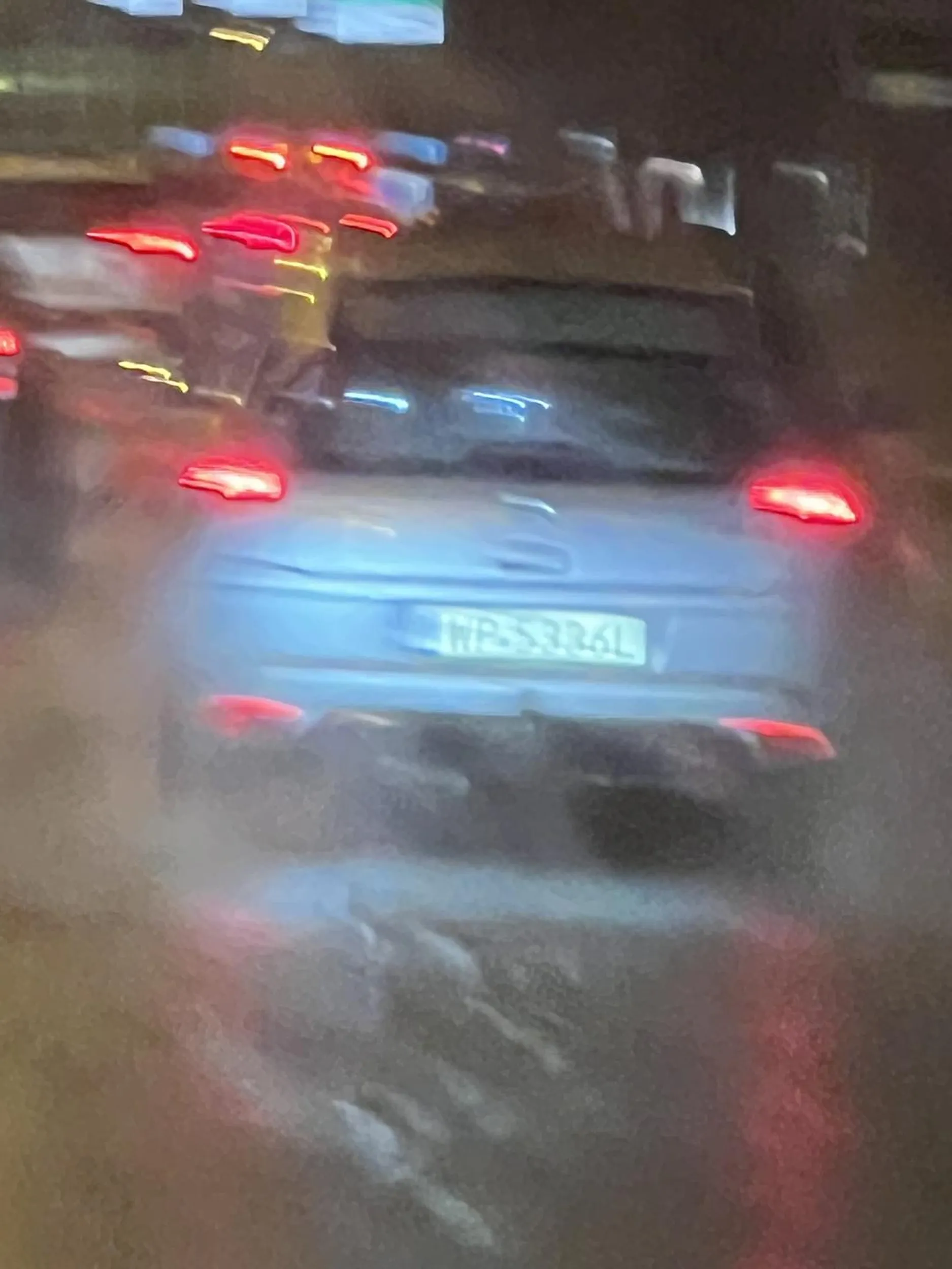 Kierowca GŁUPI JAK BUT zajeżdża drogę zmieniając pas ze środkowego na prawy TUŻ przed maską (al. Grunwaldzka, Gdańsk). Naucz się jeździć, BŁAGAM!