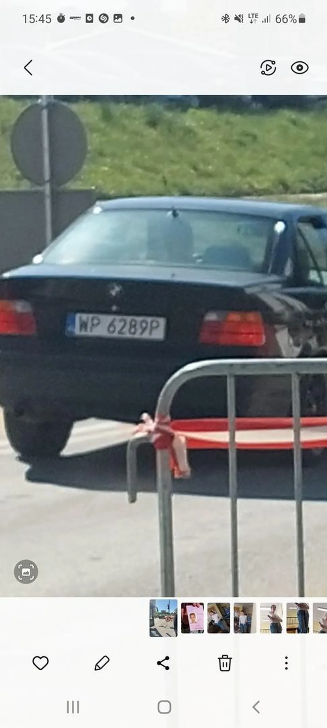 W starym BMW pcha się na buspas wahadłowy. Są znaki, kierowcy trąbią, a ten nic. Wjechał na ten buspas na czerwonym