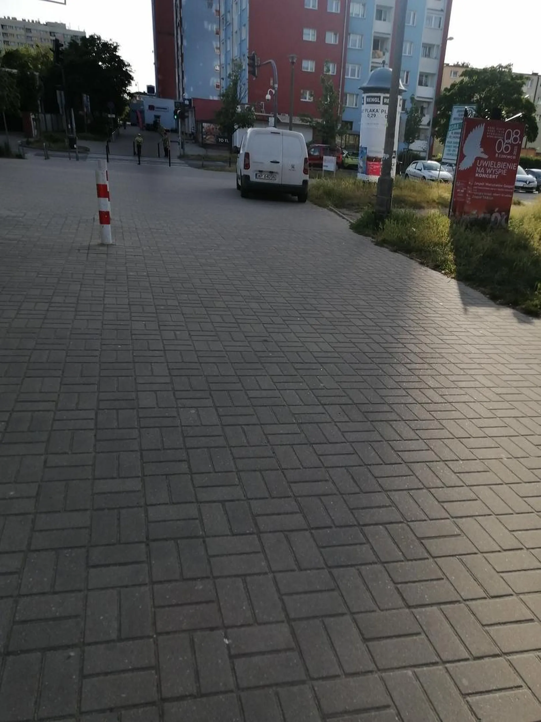 Niebezpieczna jazda po chodniku między pieszymi i dziećmi. Burak jakby mógł wjechałby do tej poczty, ale barierki i schody uniemozliwily mu to.