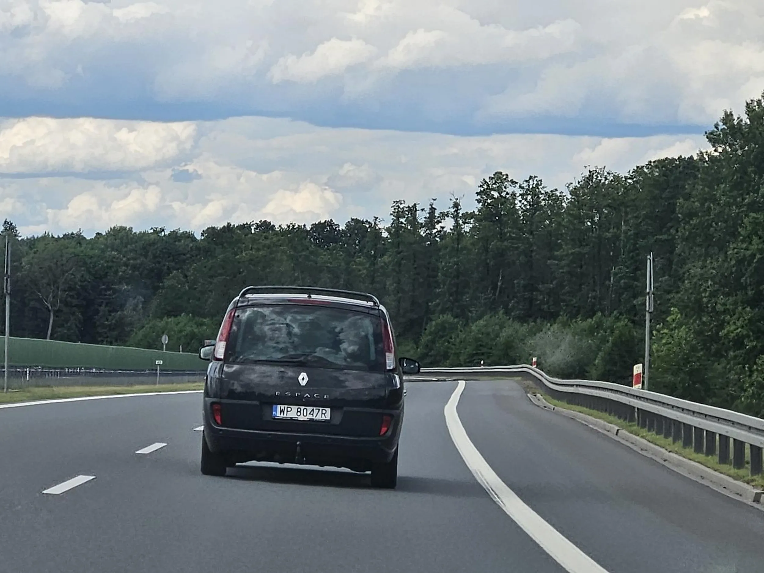 Serio jak ktoś cię wyprzedza, to musisz przyspieszać? Jak ci to w czymś pomaga, to spoko