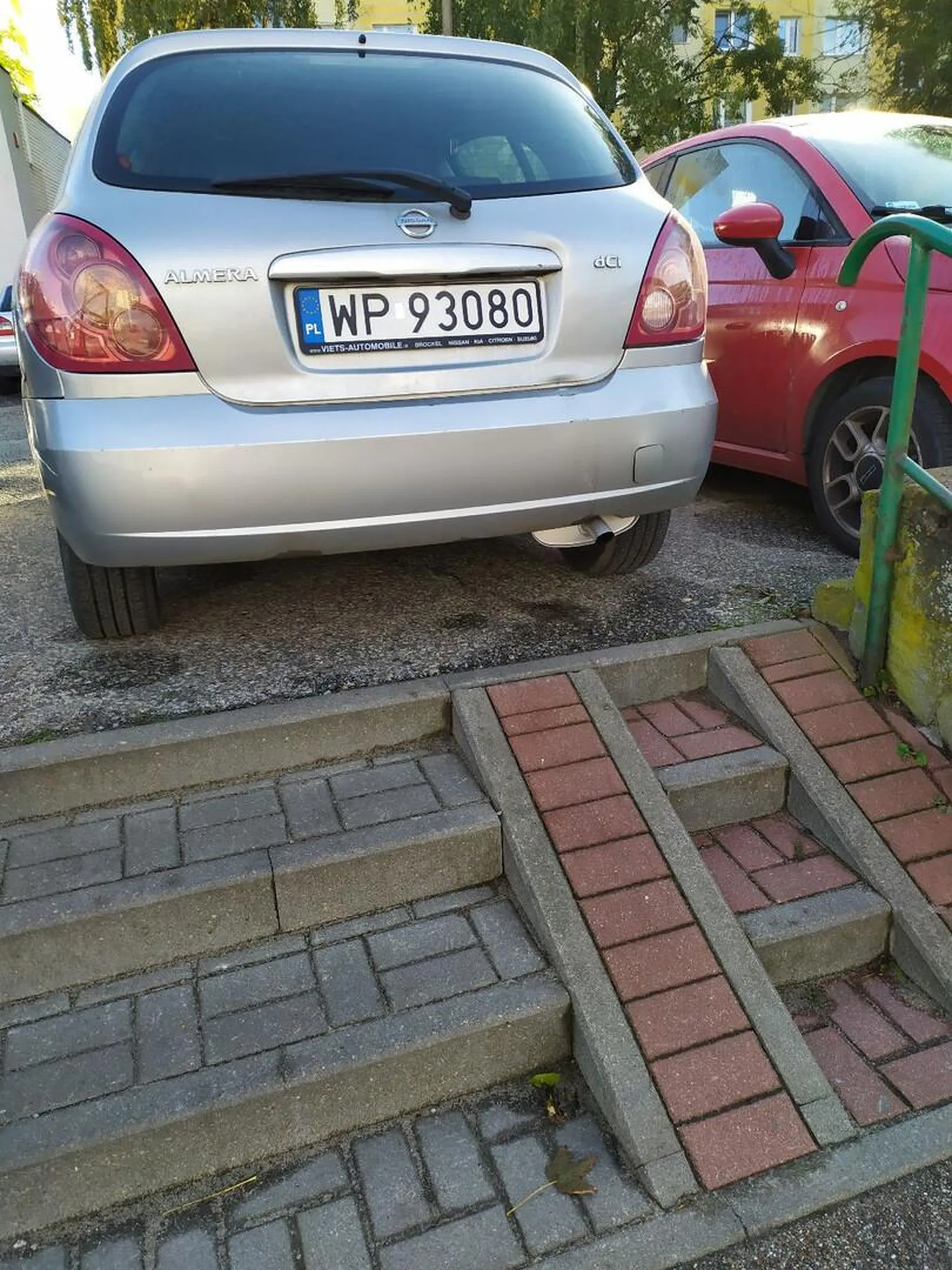 Schody z podjazdem dla wózków przy pawilonach handlowych w Gdańsku na Bulońskiej