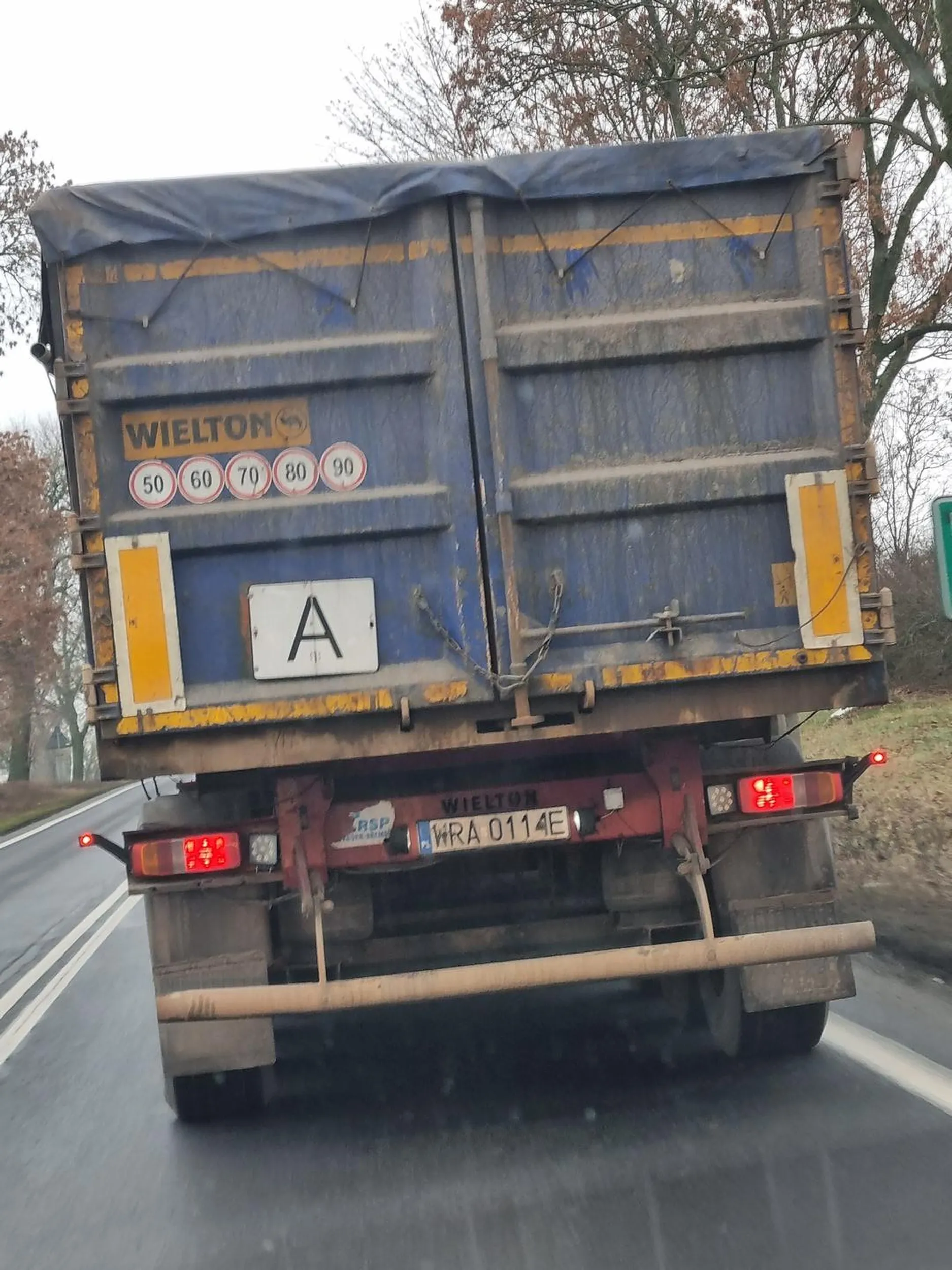 Straszy cham wpierdziela się z bocznych pod pędzące auto. Zero kultury.