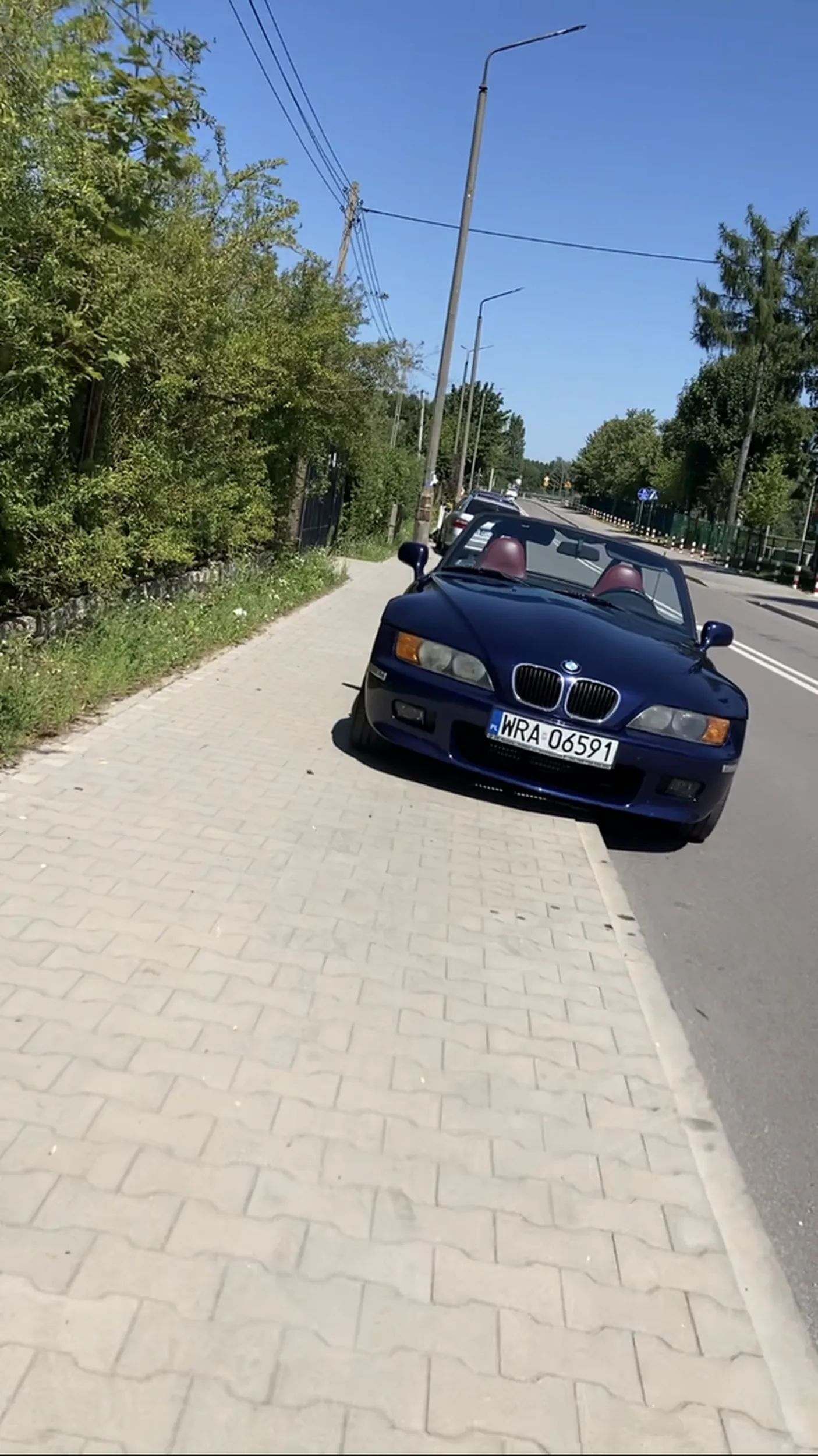 Kierowco jak mam przejść z wózkiem? Staw górny w Pionkach, ulica Polna.12.08.2023 godzina12:42